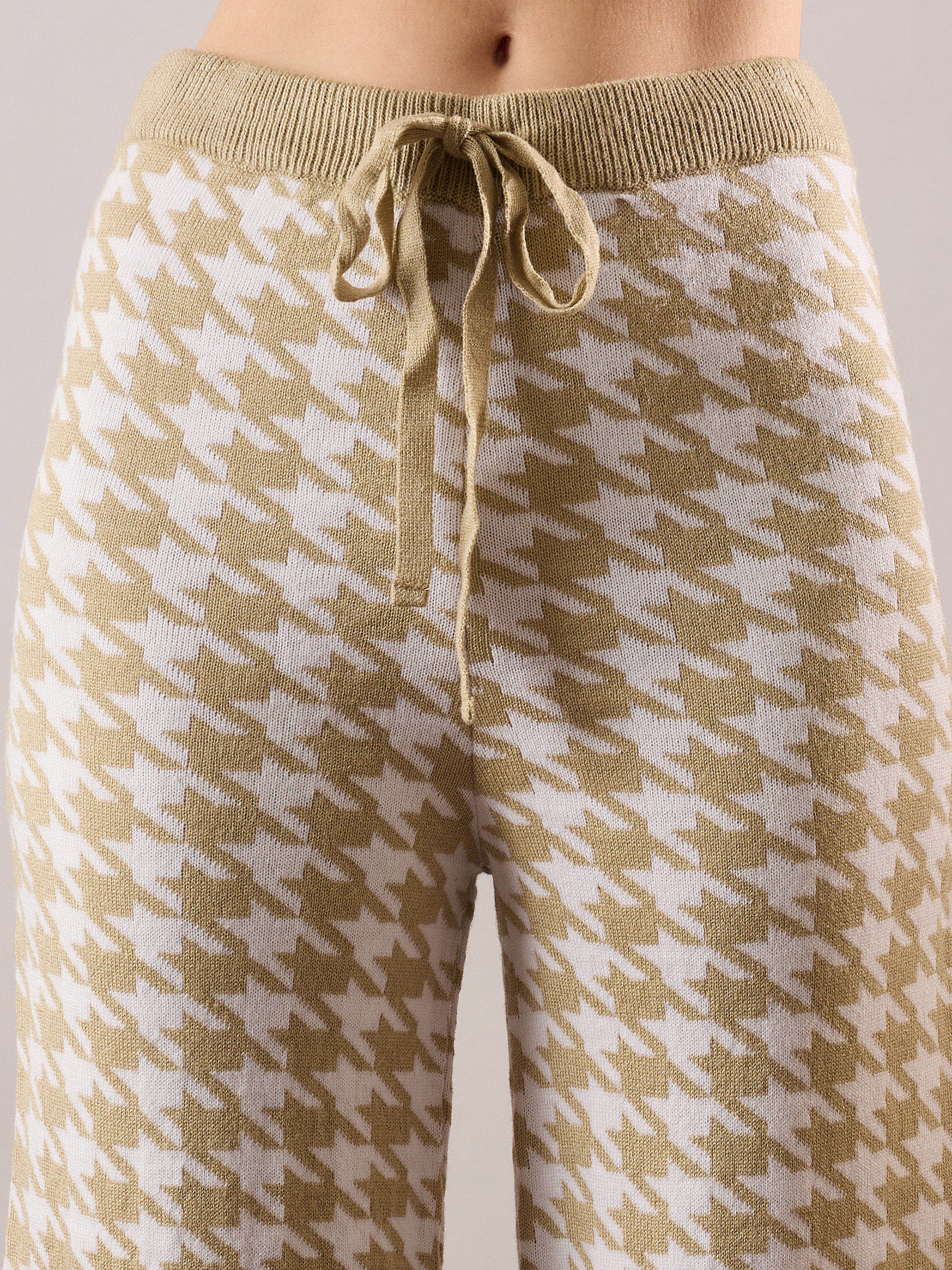 Women Beige & White Houndstooth V-Neck Sweater With Joggers - Image 5