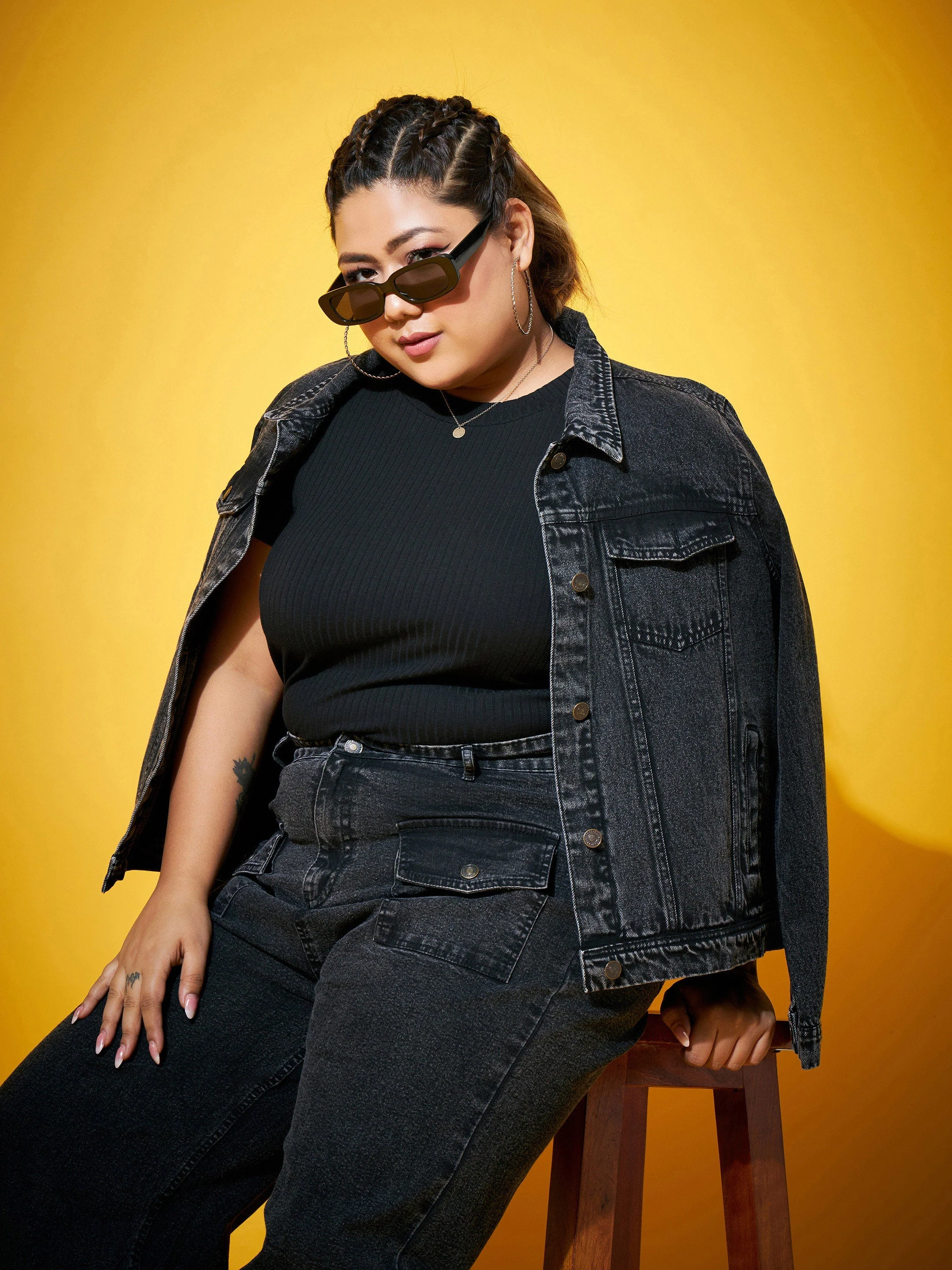 Women Black Acid Washed Basic Denim Jacket - Image 3