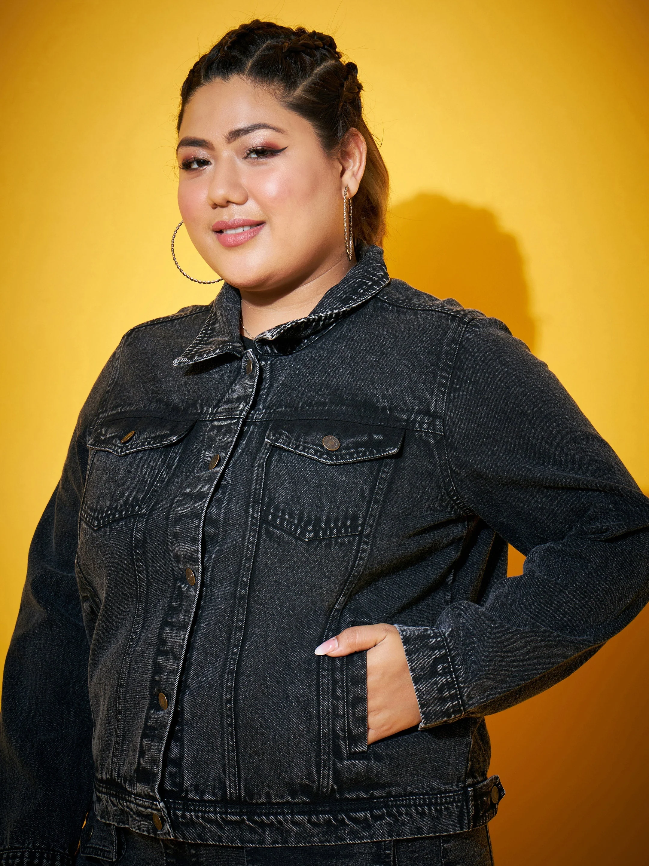 Women Black Acid Washed Basic Denim Jacket - Image 4