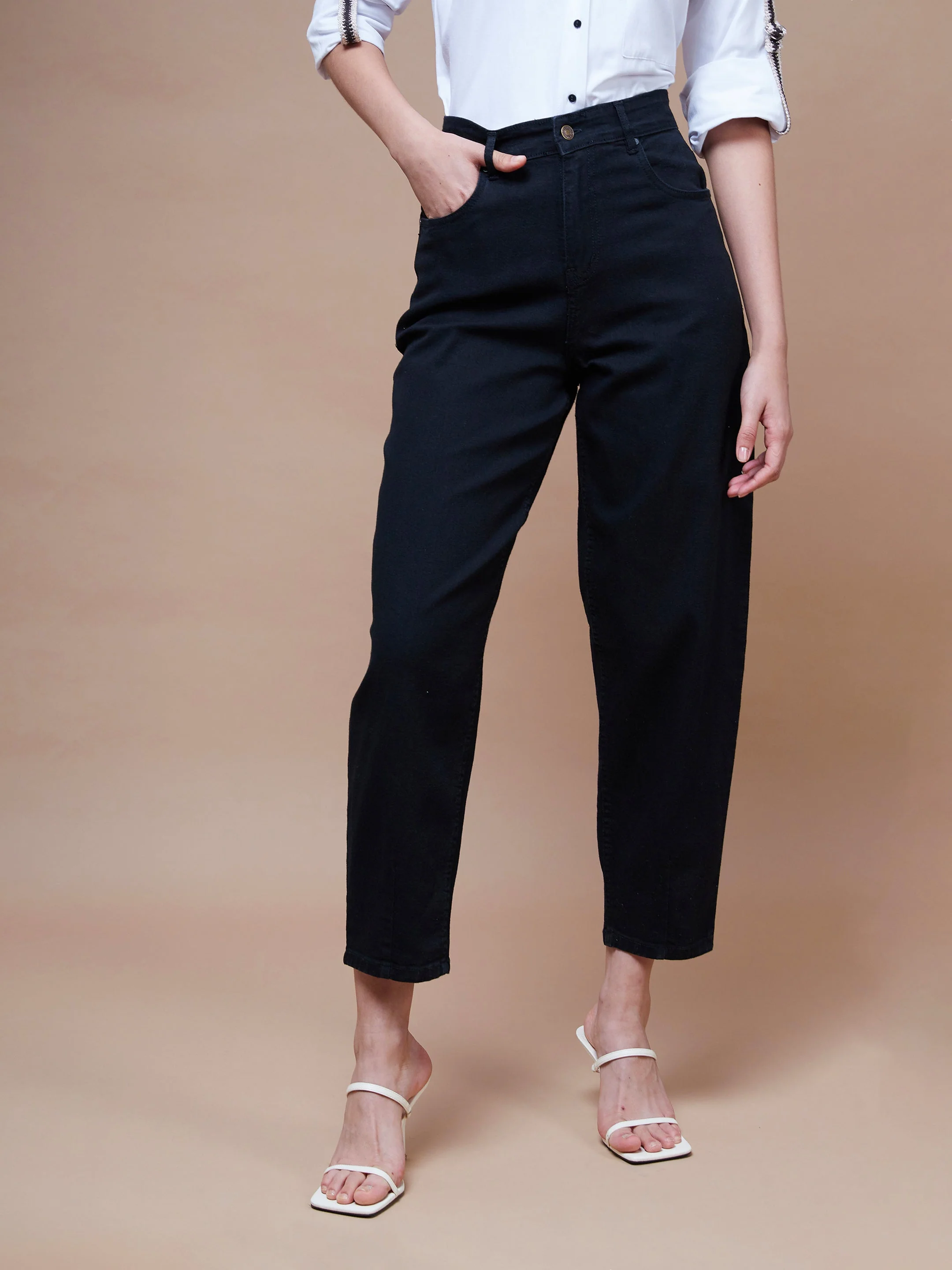 Women Black Balloon Fit Jeans - Image 2
