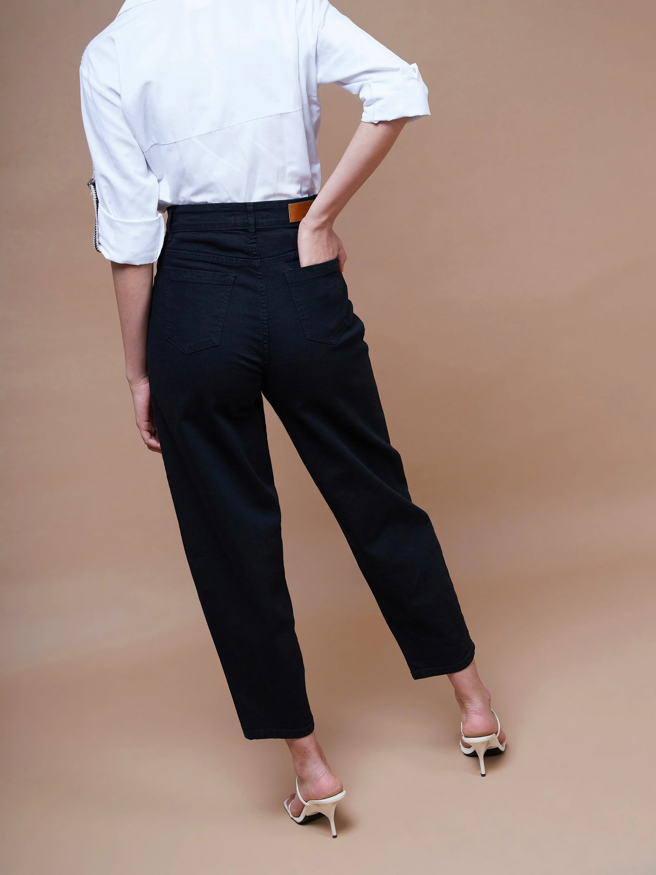 Women Black Balloon Fit Jeans - Image 5