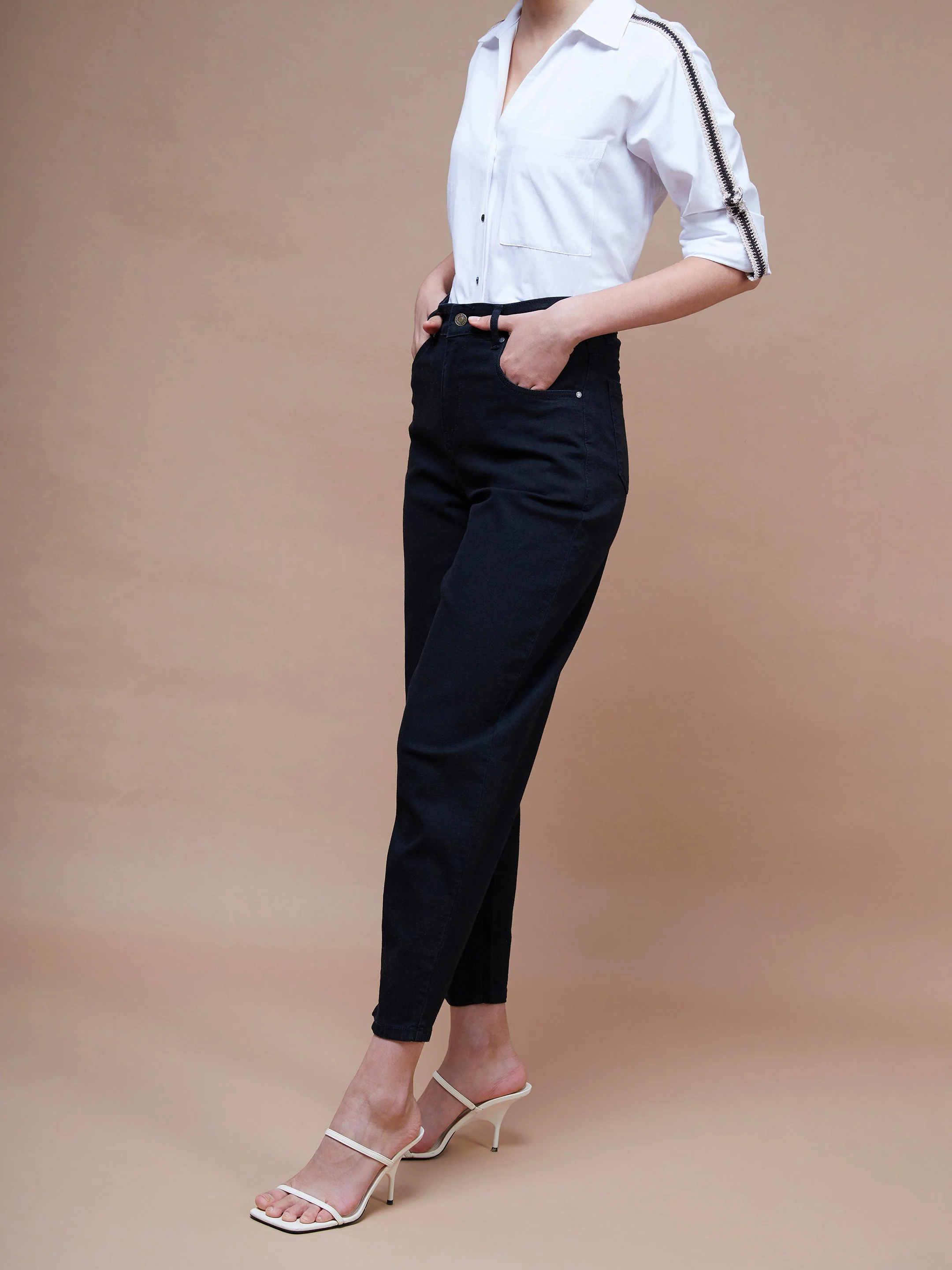 Women Black Balloon Fit Jeans - Image 6