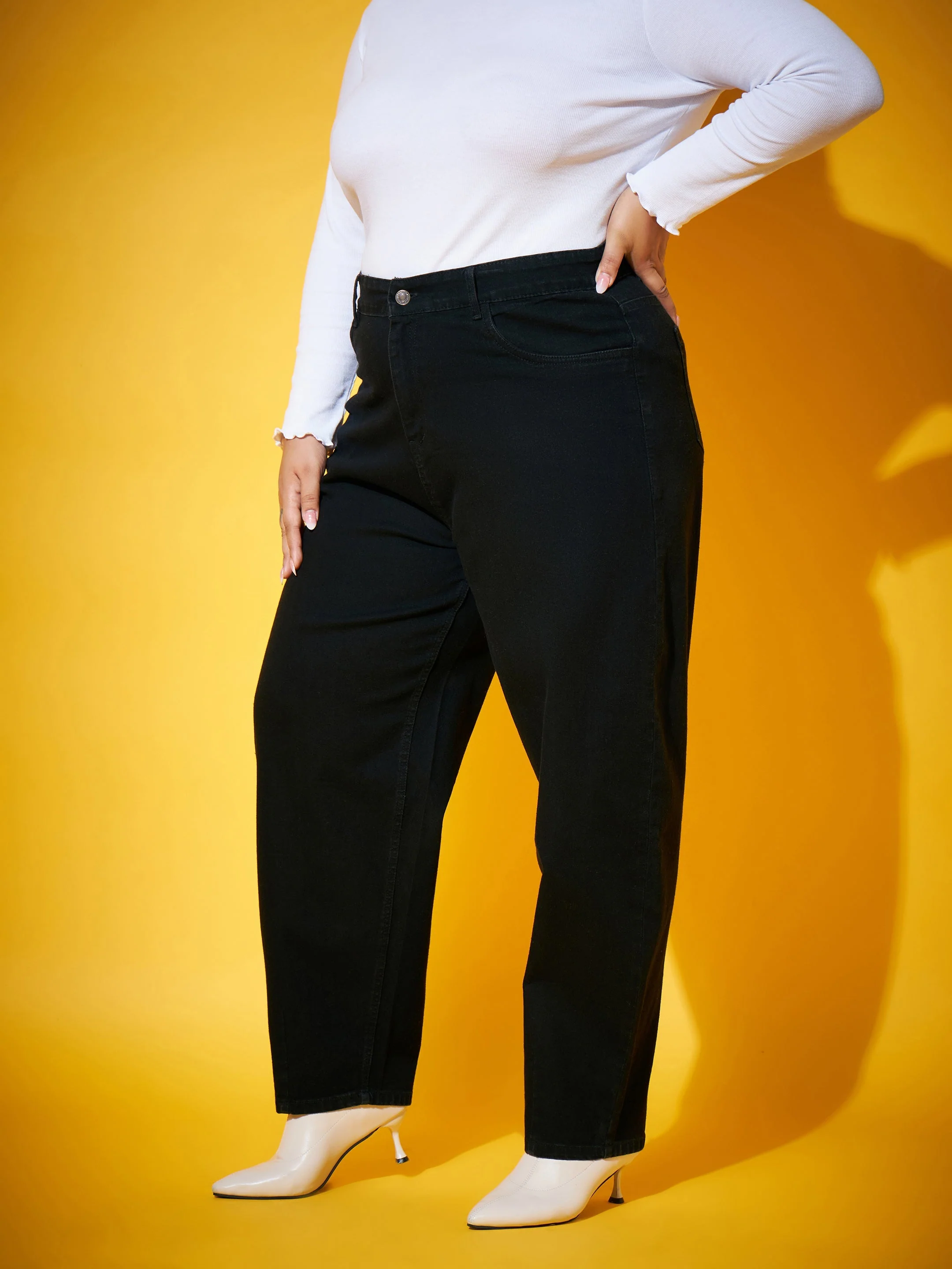 Women Black Balloon Fit Jeans - Image 3