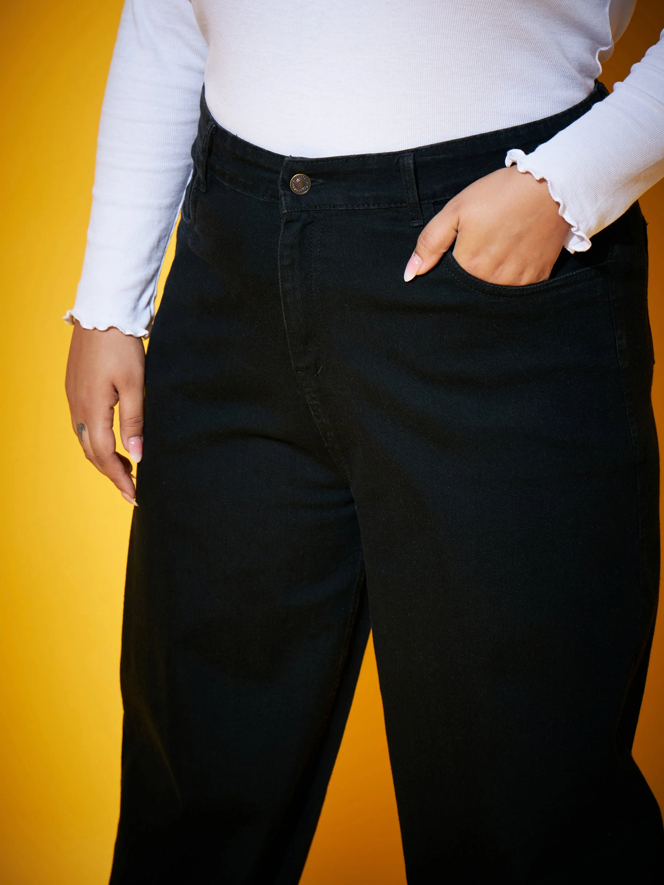 Women Black Balloon Fit Jeans - Image 4