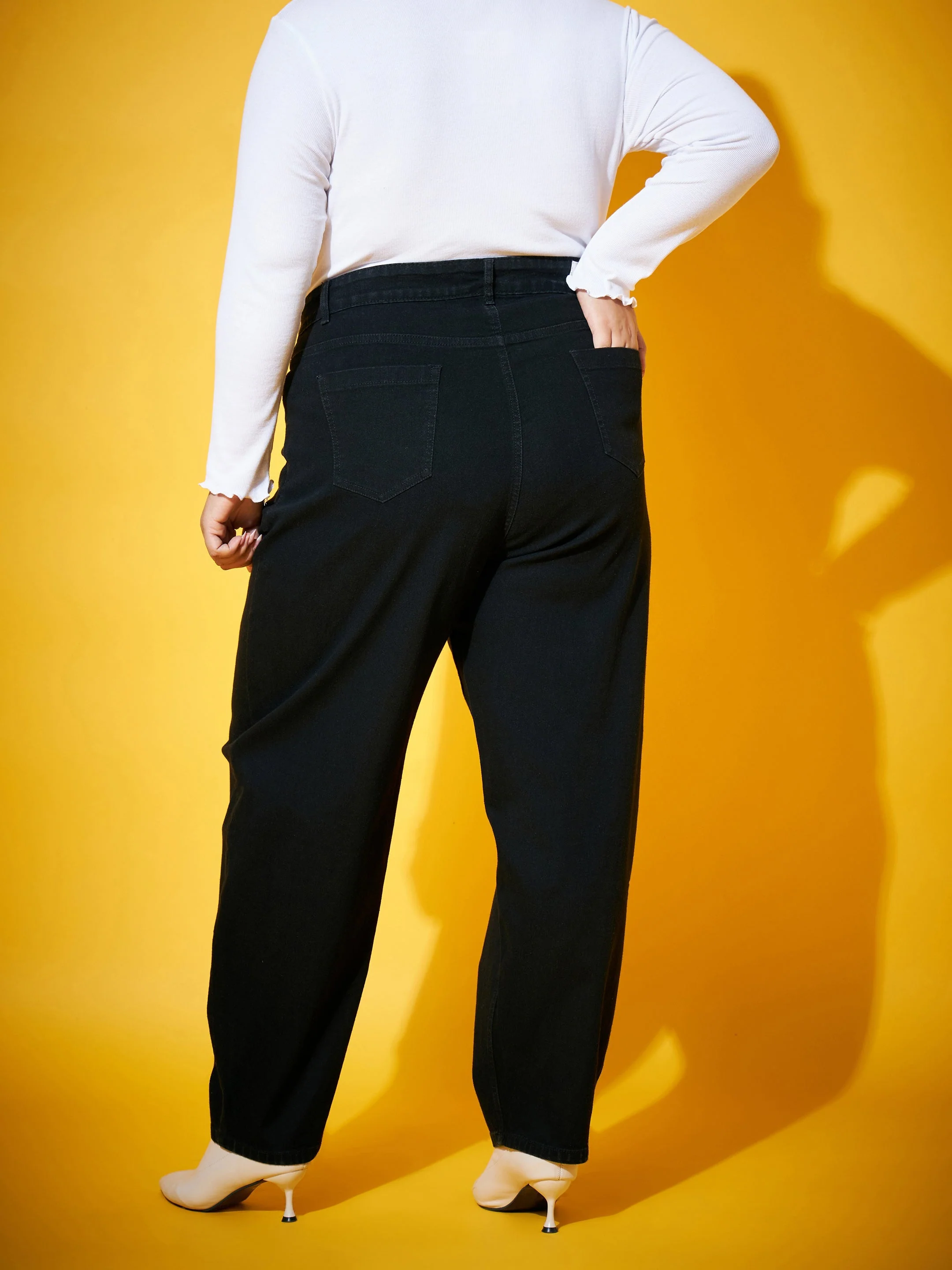 Women Black Balloon Fit Jeans - Image 5