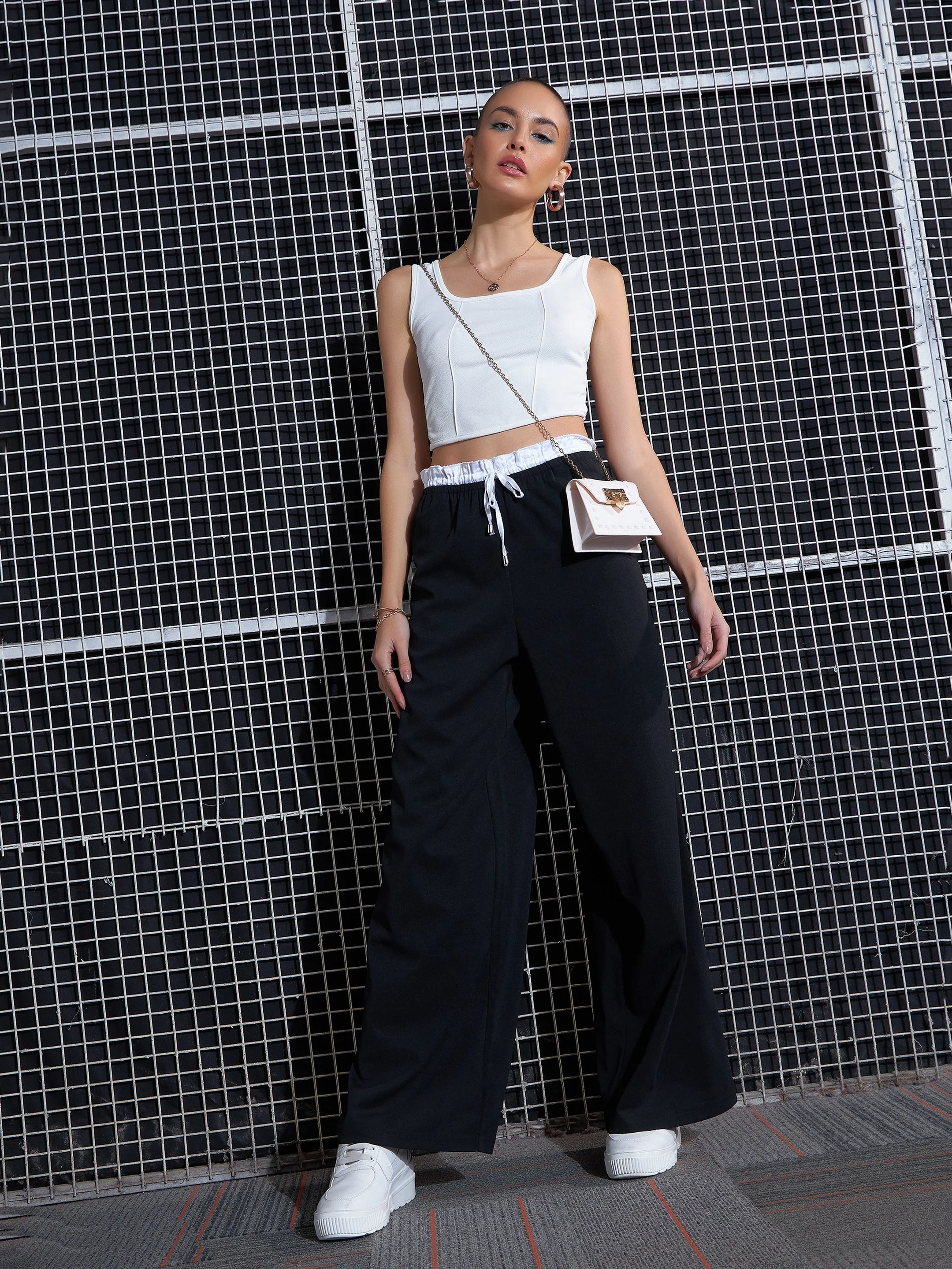 Women Black Contrast Paperback Waist Pants - Image 2
