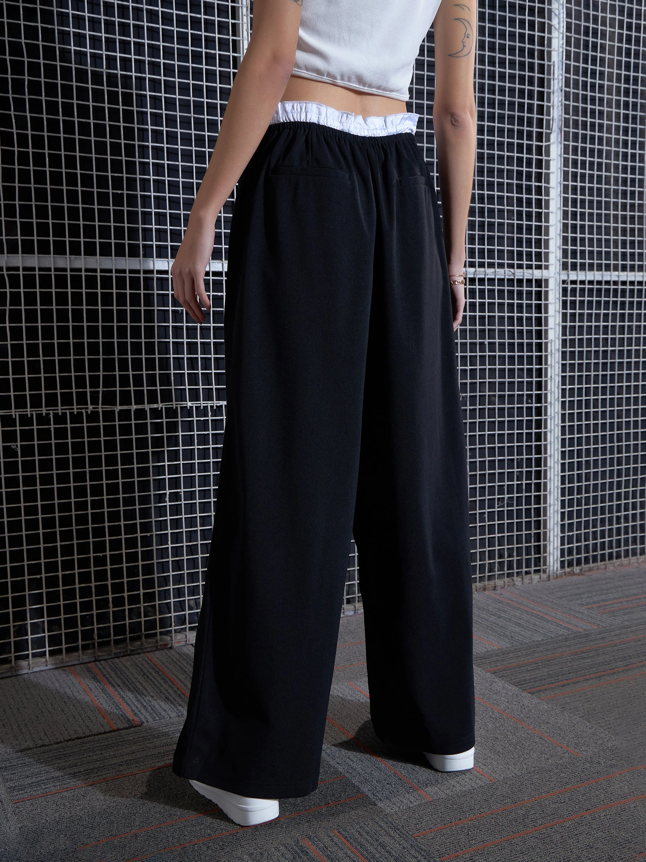 Women Black Contrast Paperback Waist Pants - Image 3