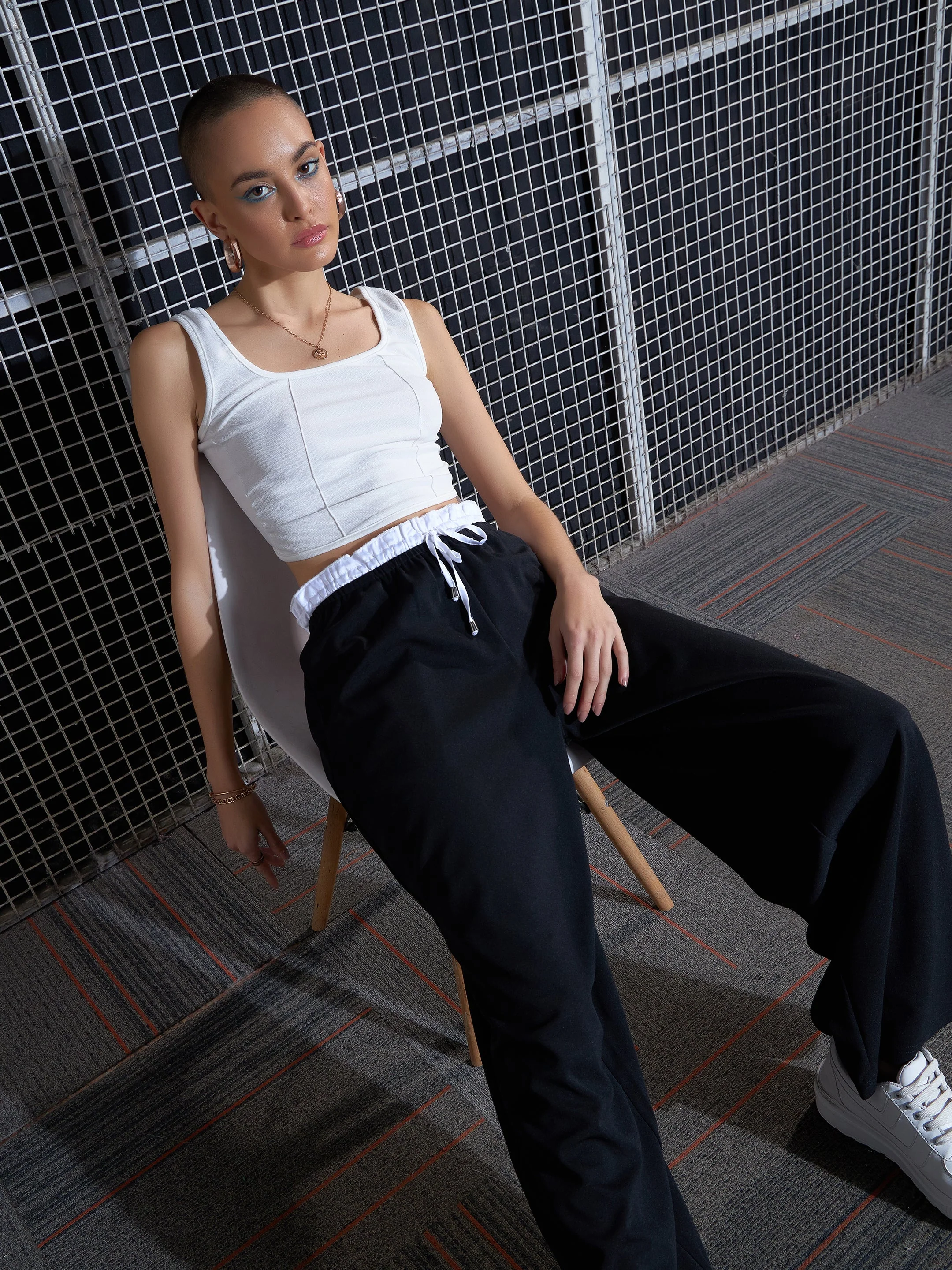 Women Black Contrast Paperback Waist Pants - Image 6