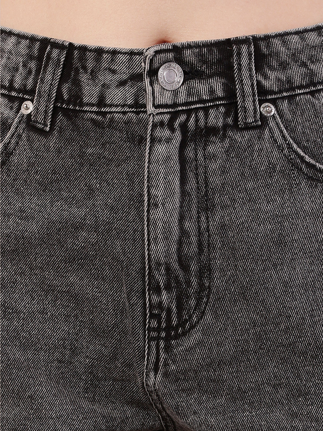 Women black cotton light-wash denim shorts - Image 4