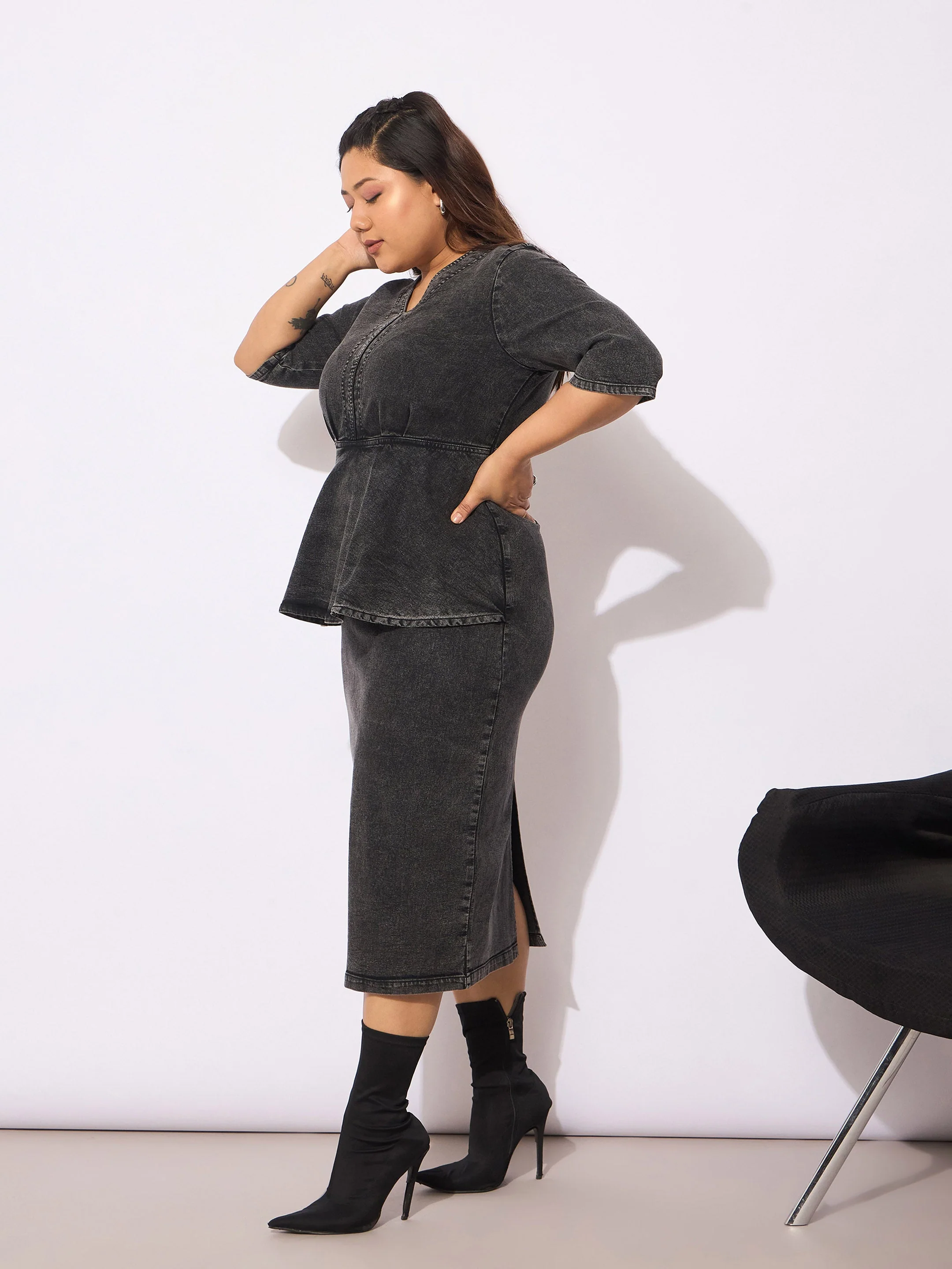 Women Black Denim V Neck Front Peplum Dress - Image 3