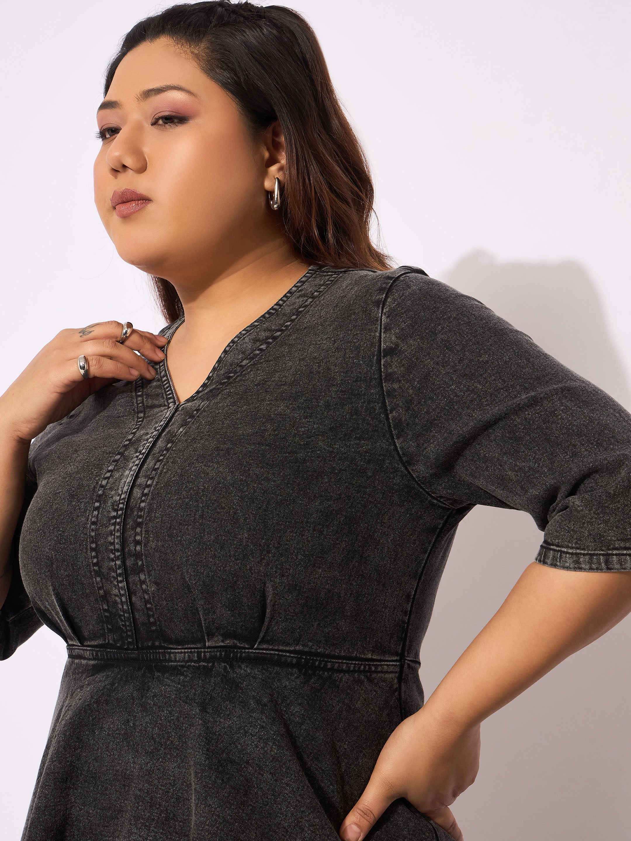 Women Black Denim V Neck Front Peplum Dress - Image 4