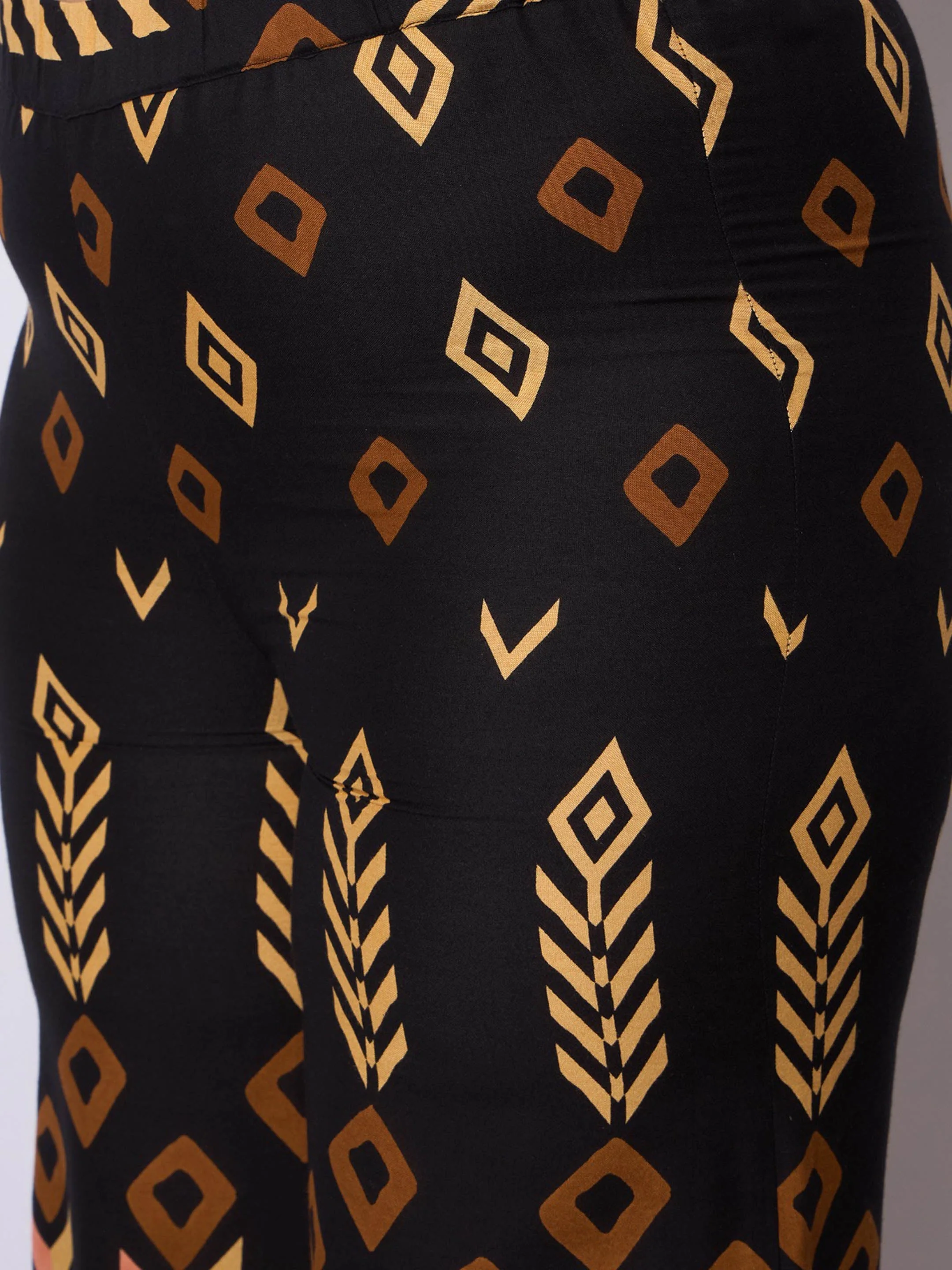 Women Black Geometric Peplum Top With Pants - Image 5