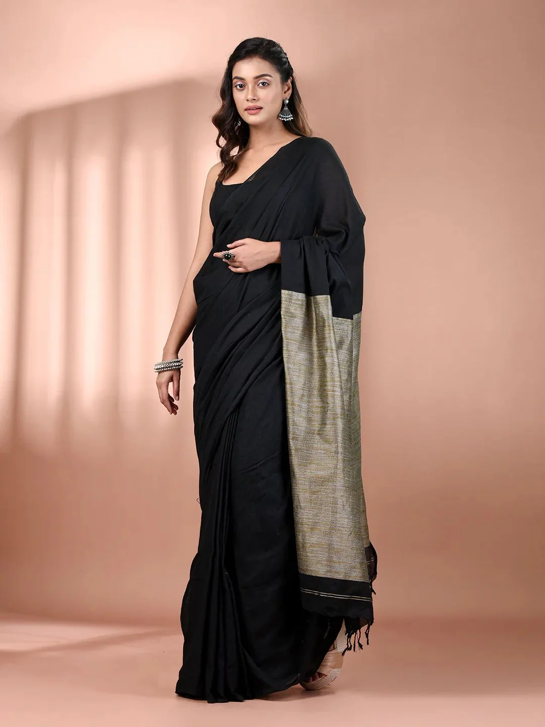 Women Black Gicha Pallu Saree - Image 2