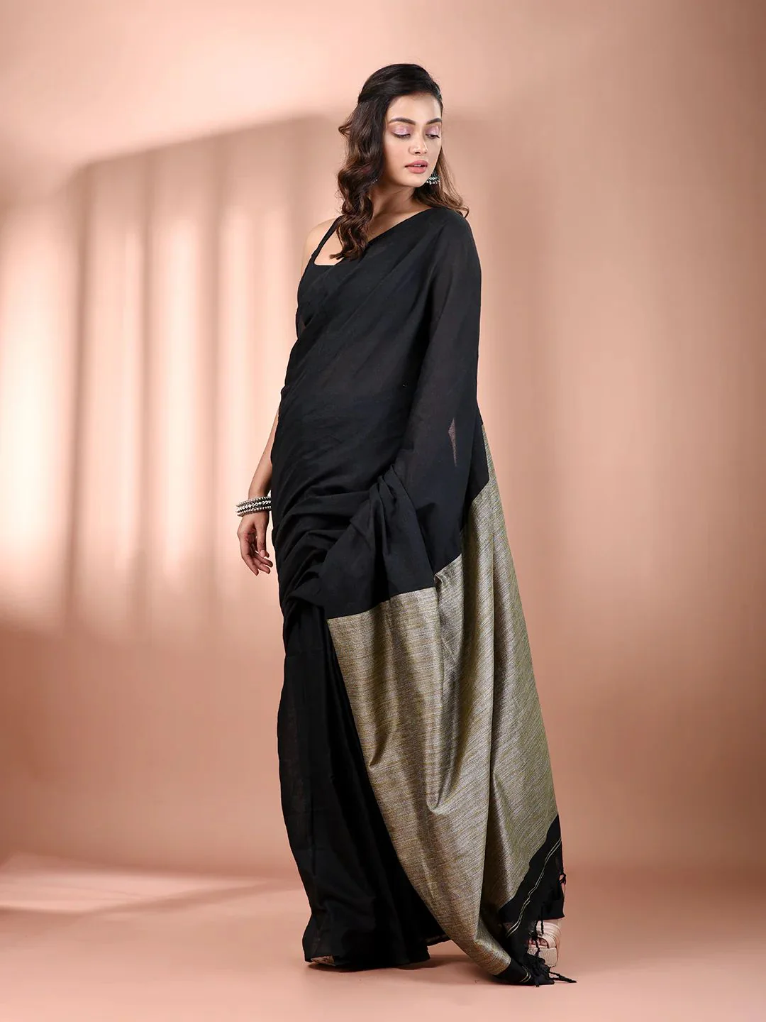 Women Black Gicha Pallu Saree - Image 3