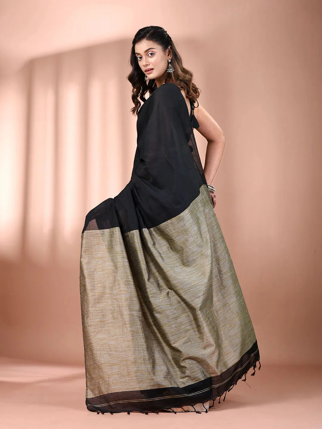 Women Black Gicha Pallu Saree - Image 4