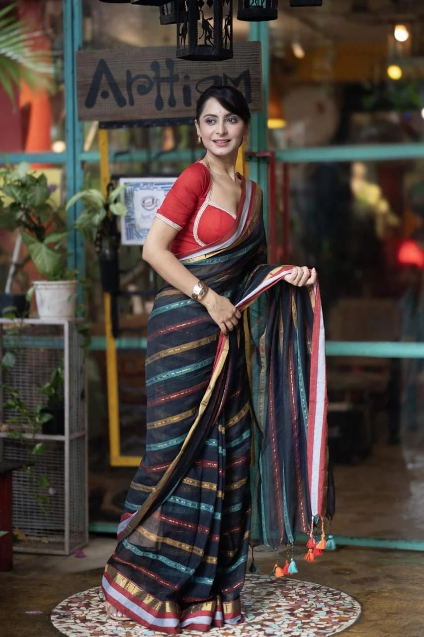 Women Black Mul Cotton Sripes Saree - Image 3