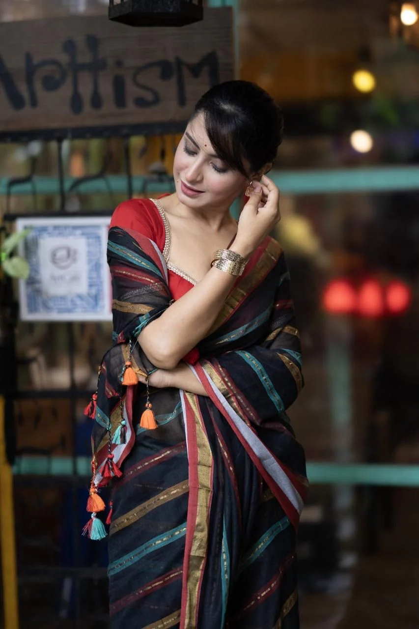 Women Black Mul Cotton Sripes Saree - Image 5
