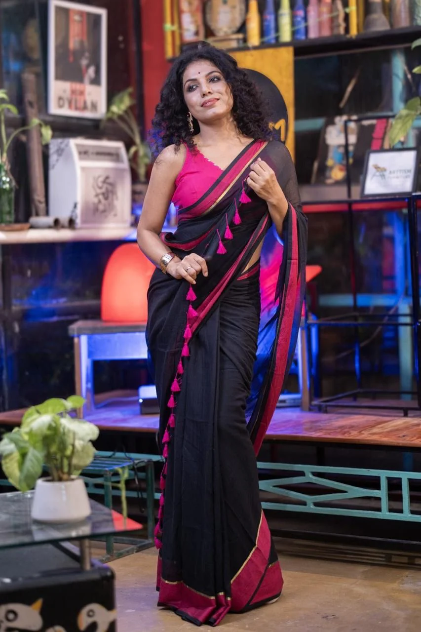 Women Black Pink Border Mul Cotton Saree - Image 2