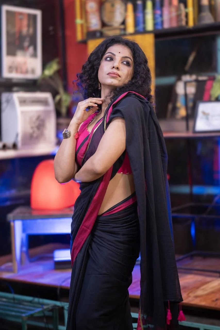Women Black Pink Border Mul Cotton Saree - Image 3