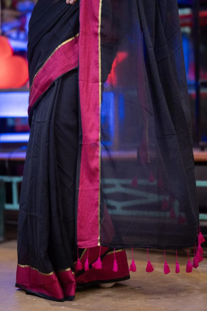 Women Black Pink Border Mul Cotton Saree - Image 4