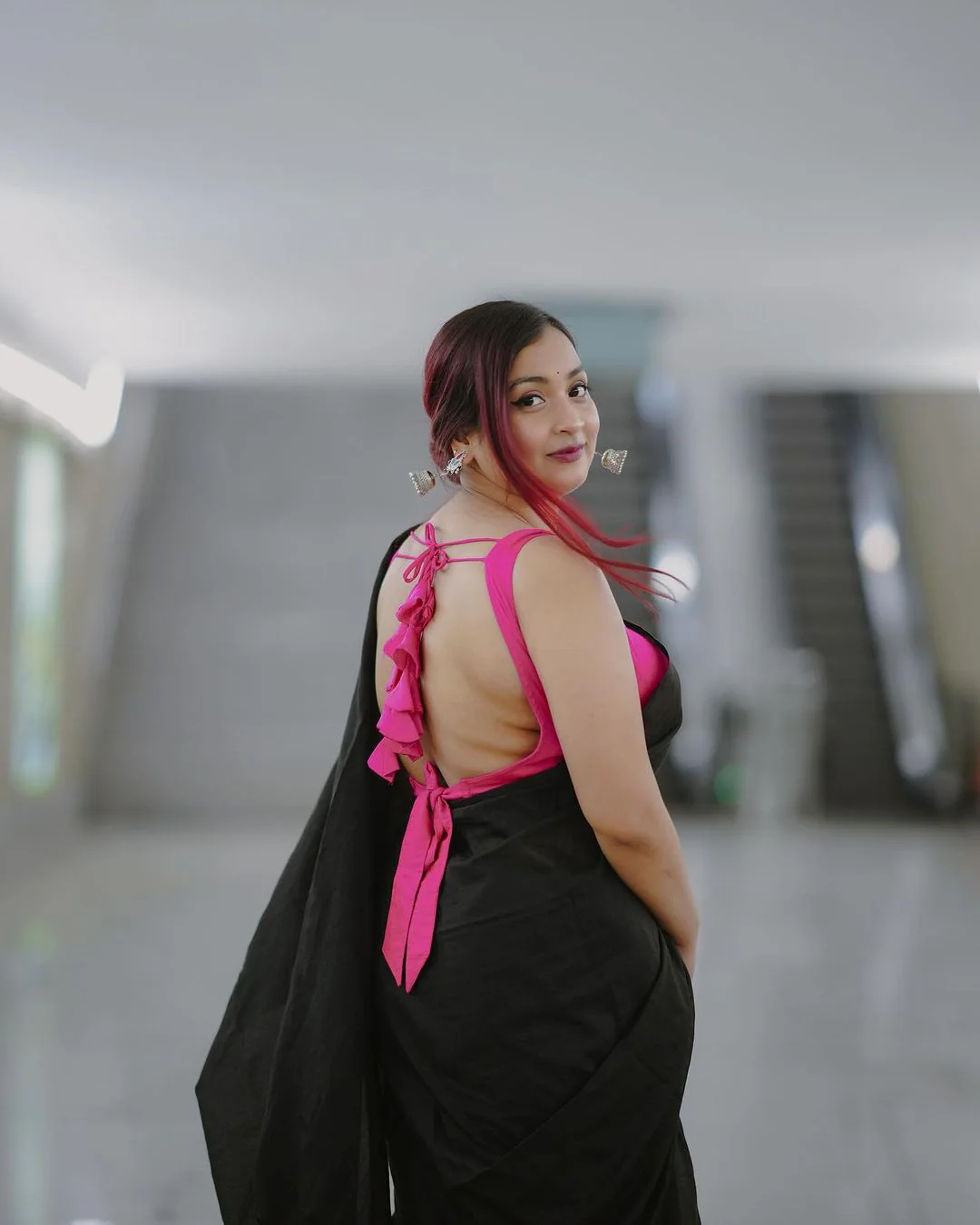 Women Black Plain Cotton Saree - Image 2