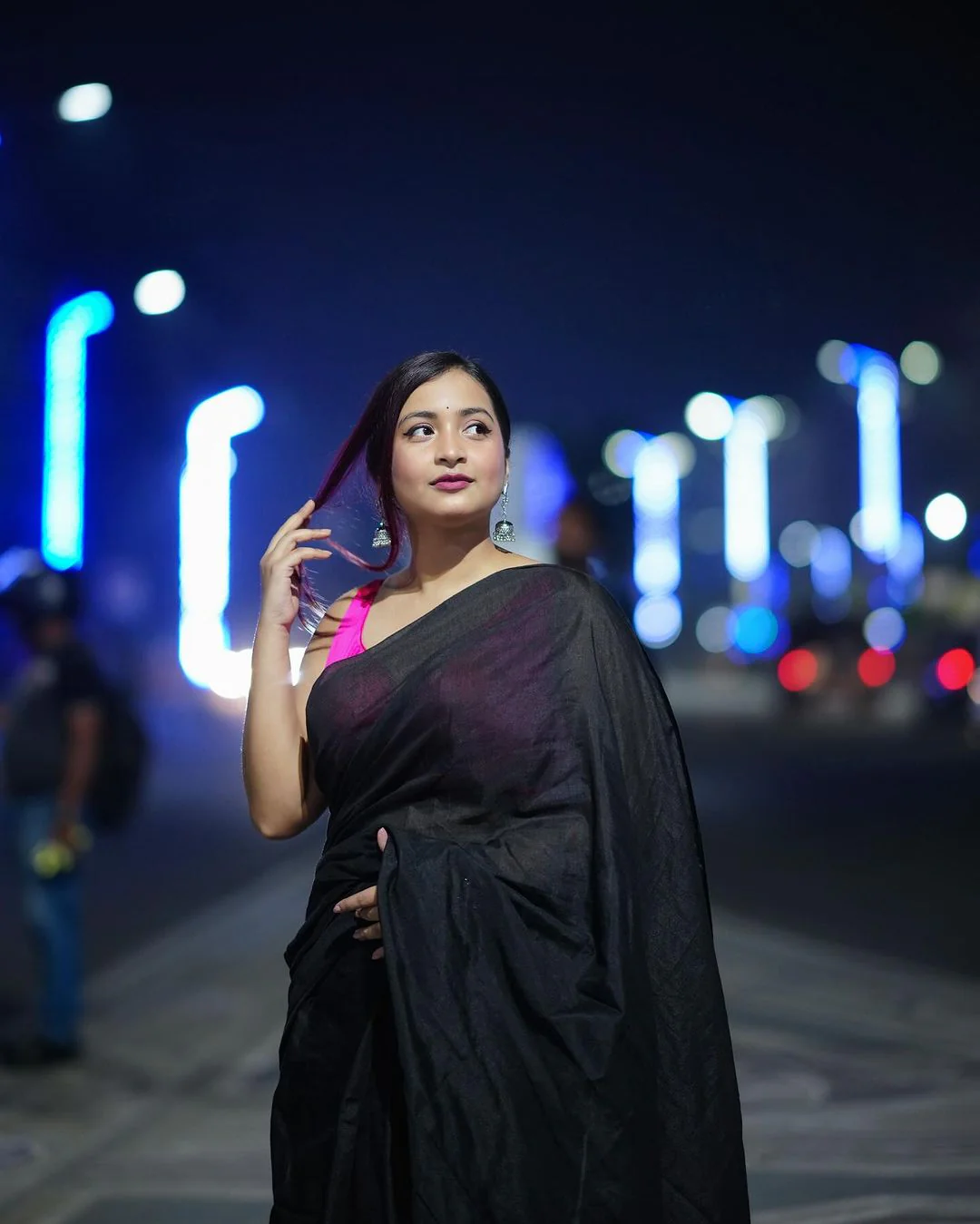 Women Black Plain Cotton Saree - Image 3