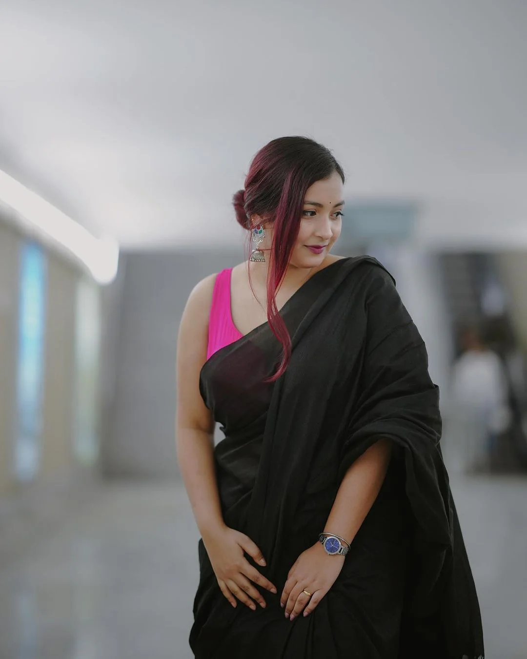 Women Black Plain Cotton Saree - Image 5