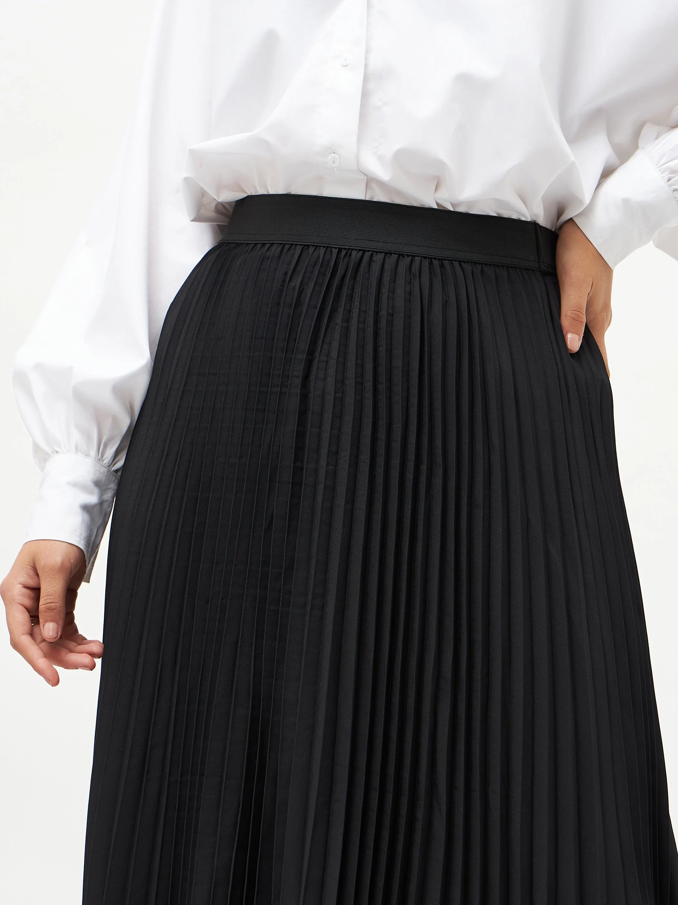 Women Black Pleated Maxi Skirt - Image 4