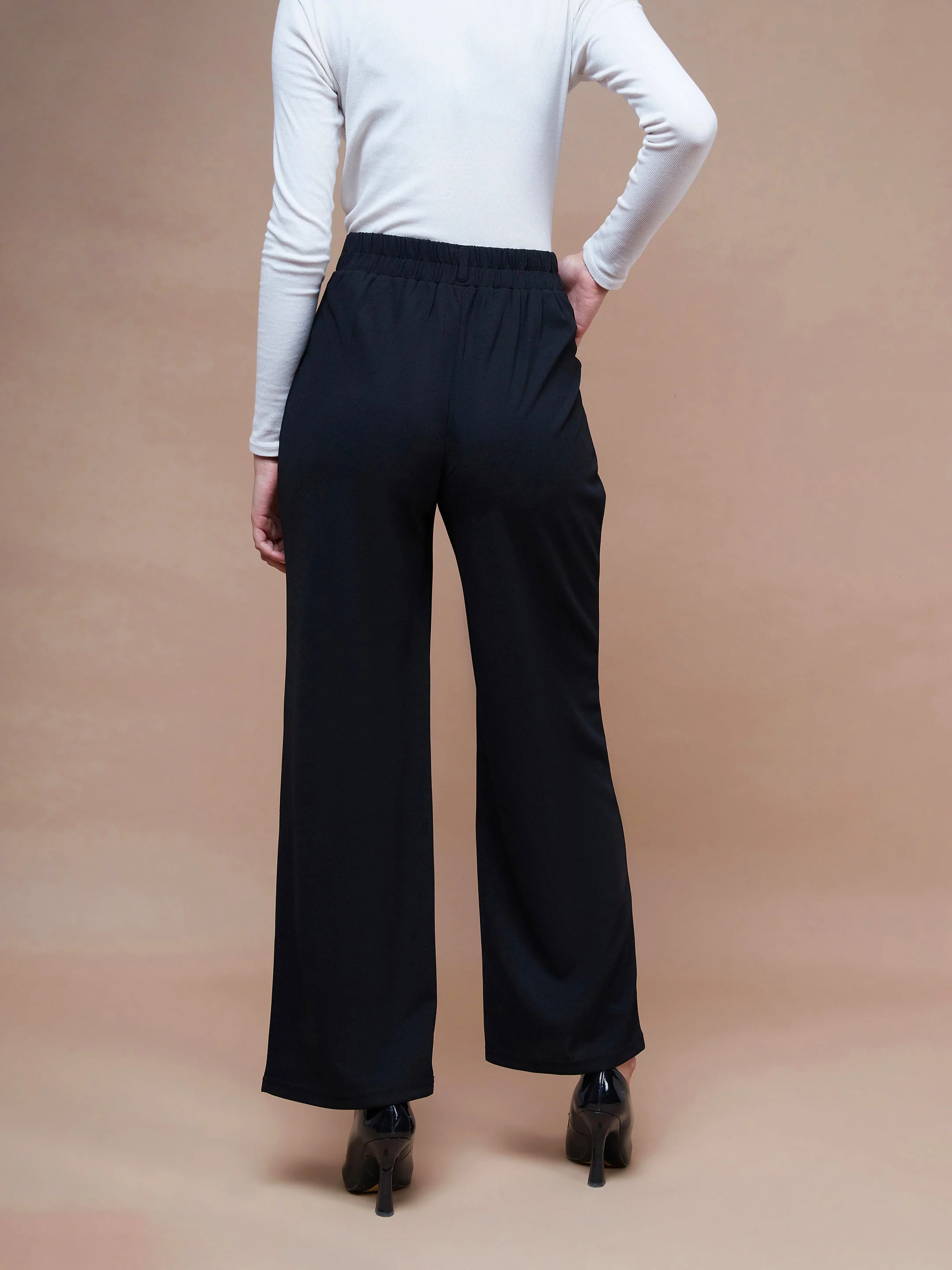 Women Black Pleated Straight Stretchable Pants - Image 2