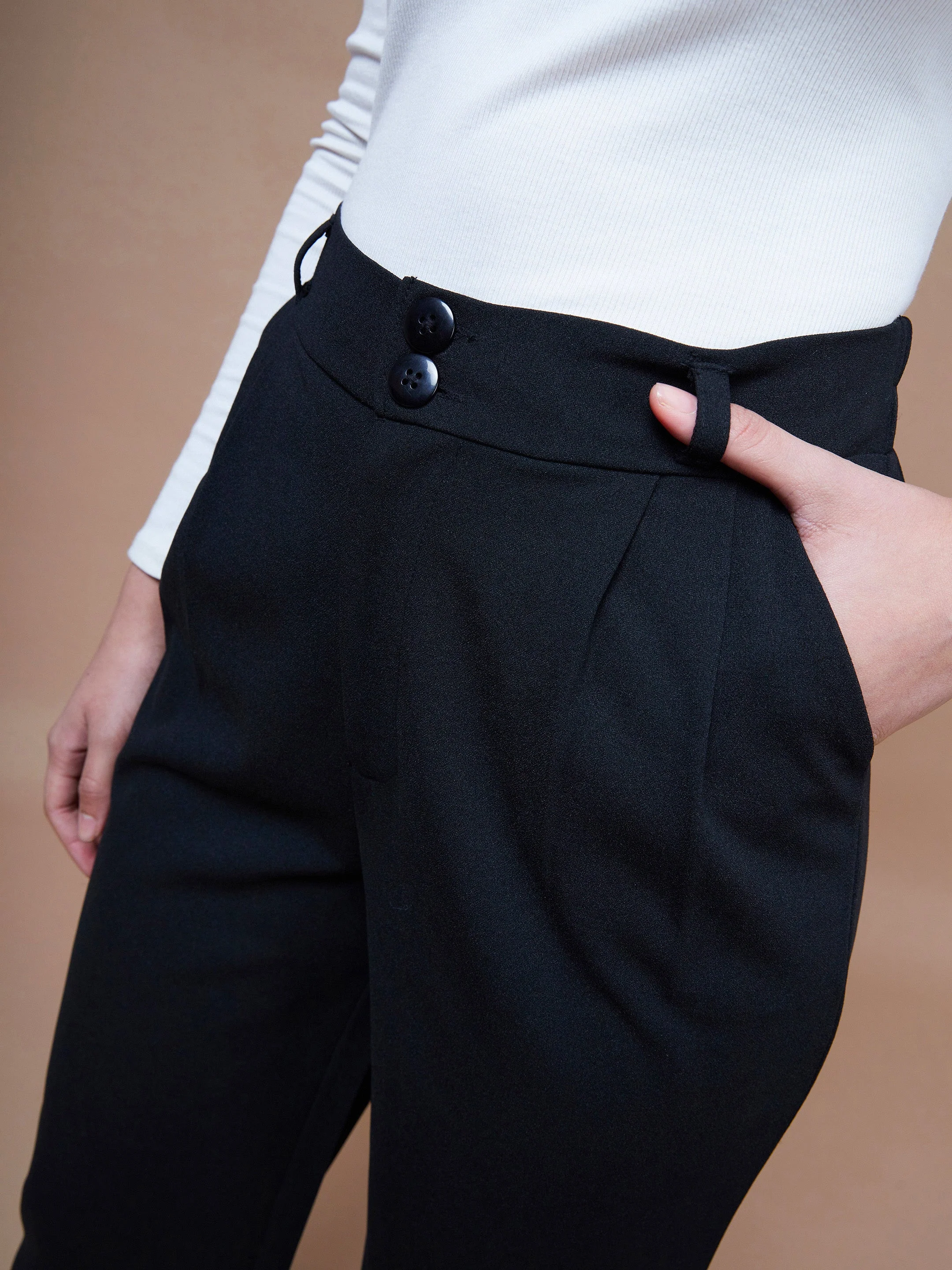 Women Black Pleated Straight Stretchable Pants - Image 4