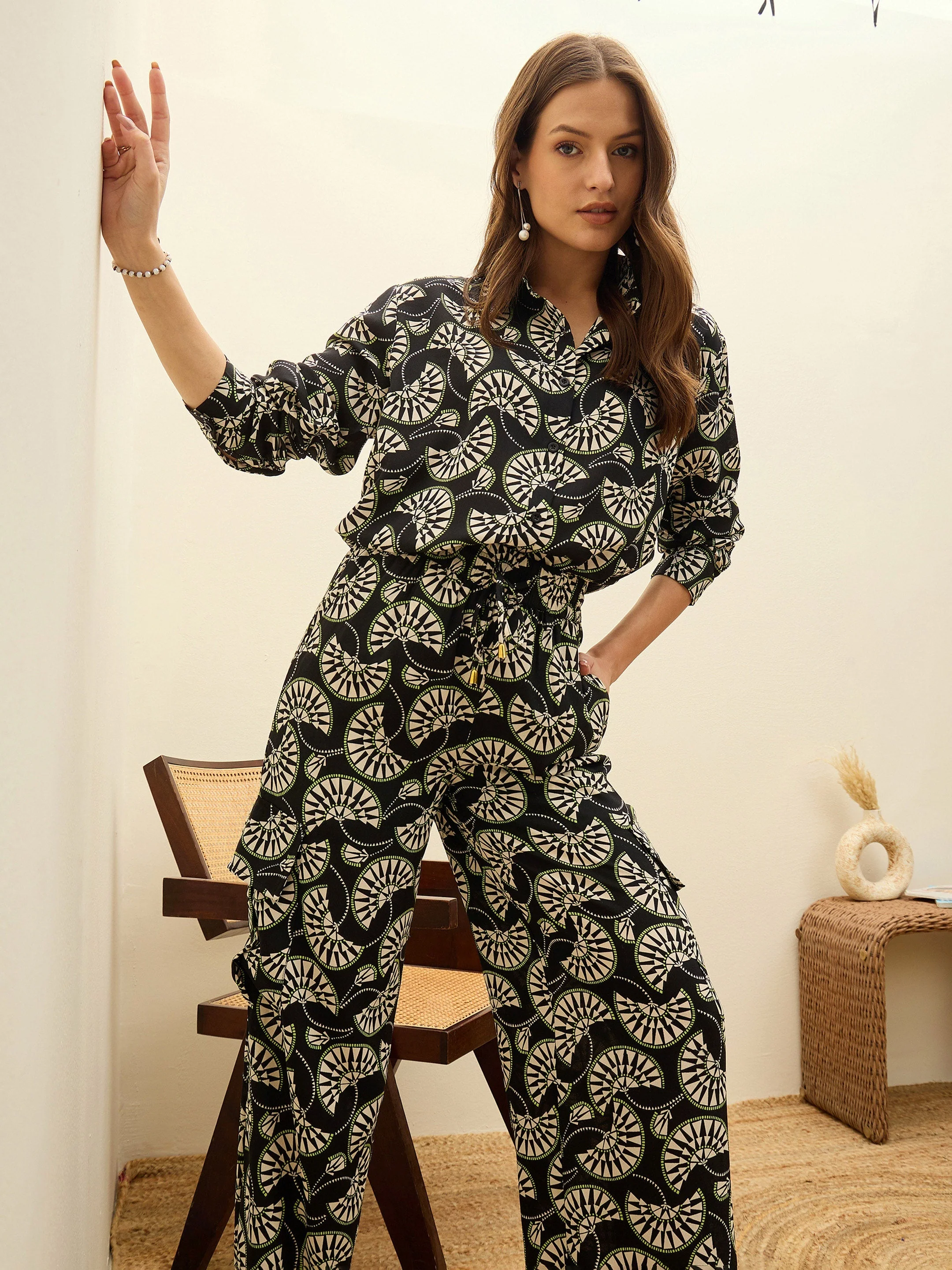 Women Black Printeded Oversized Shirt With Box Pocket Pants - Image 2