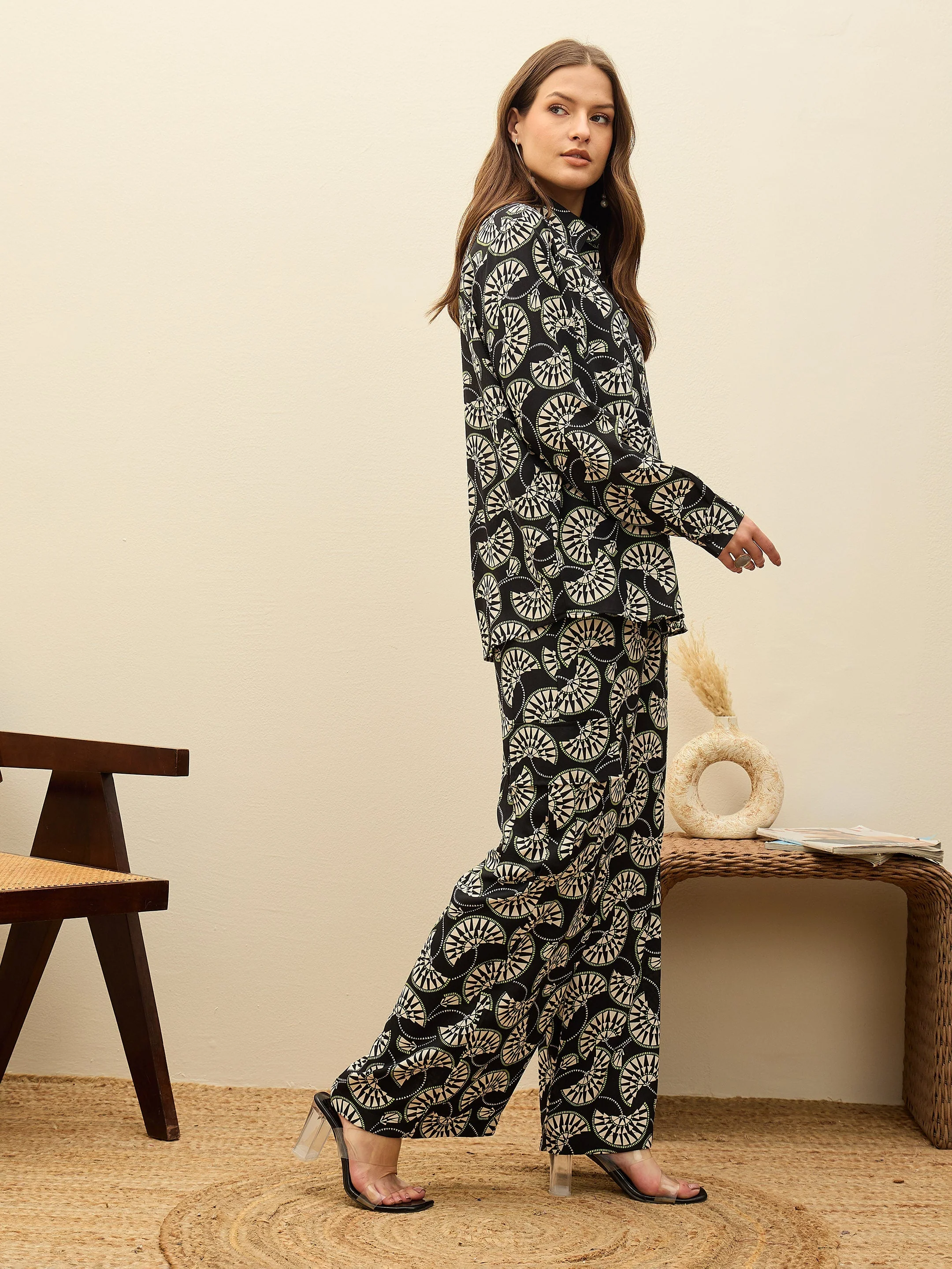 Women Black Printeded Oversized Shirt With Box Pocket Pants - Image 3