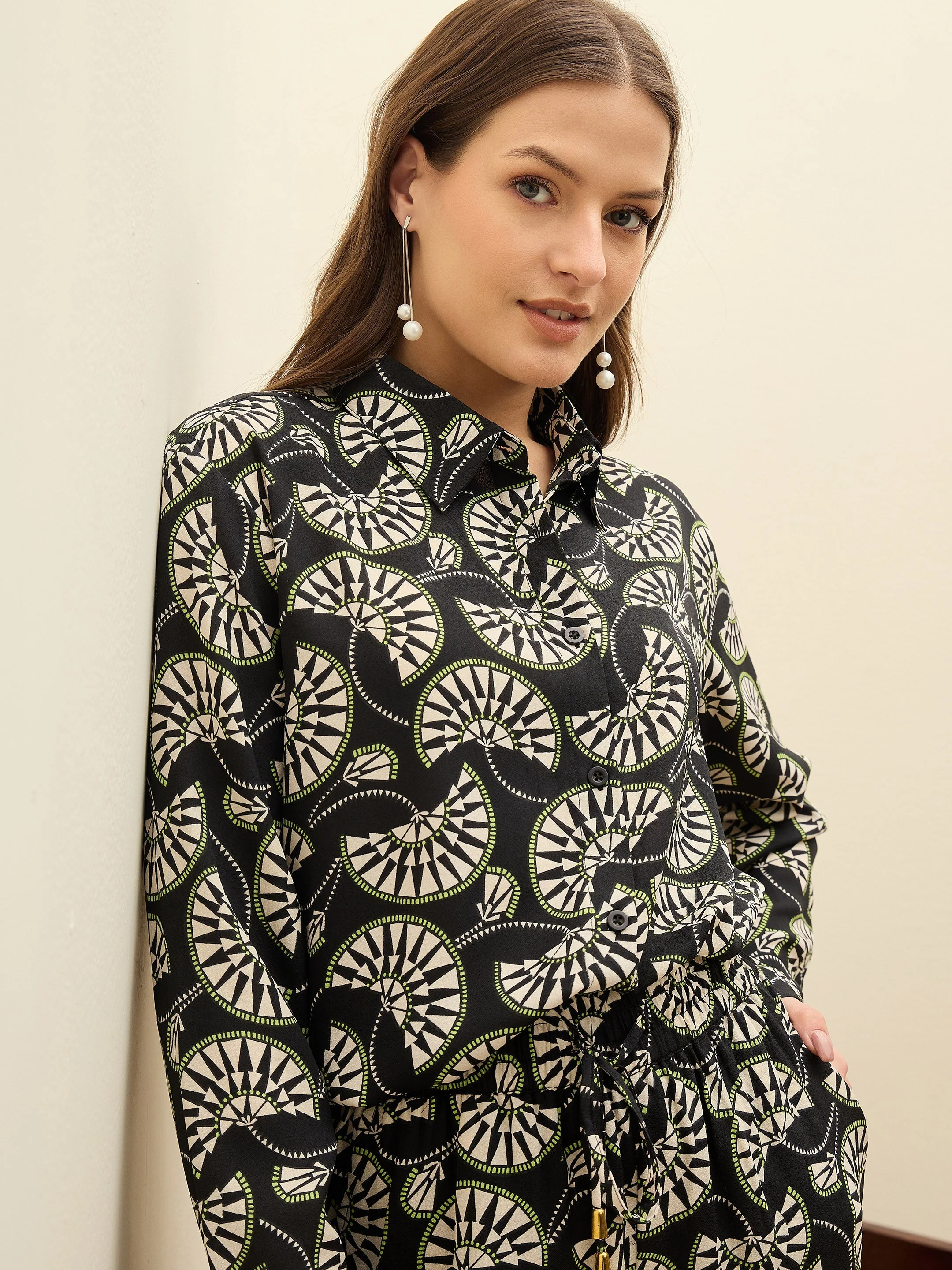 Women Black Printeded Oversized Shirt With Box Pocket Pants - Image 4