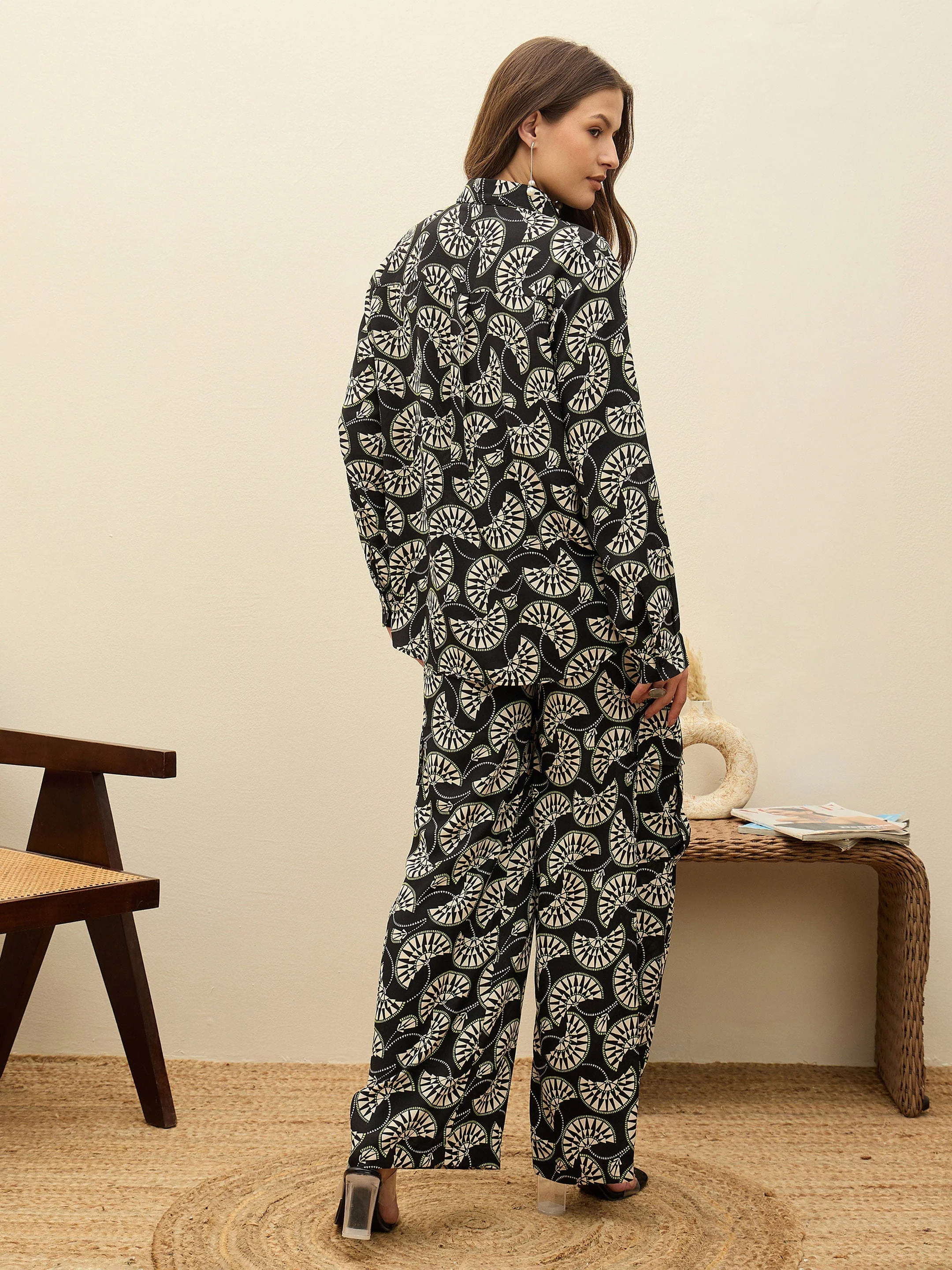 Women Black Printeded Oversized Shirt With Box Pocket Pants - Image 5
