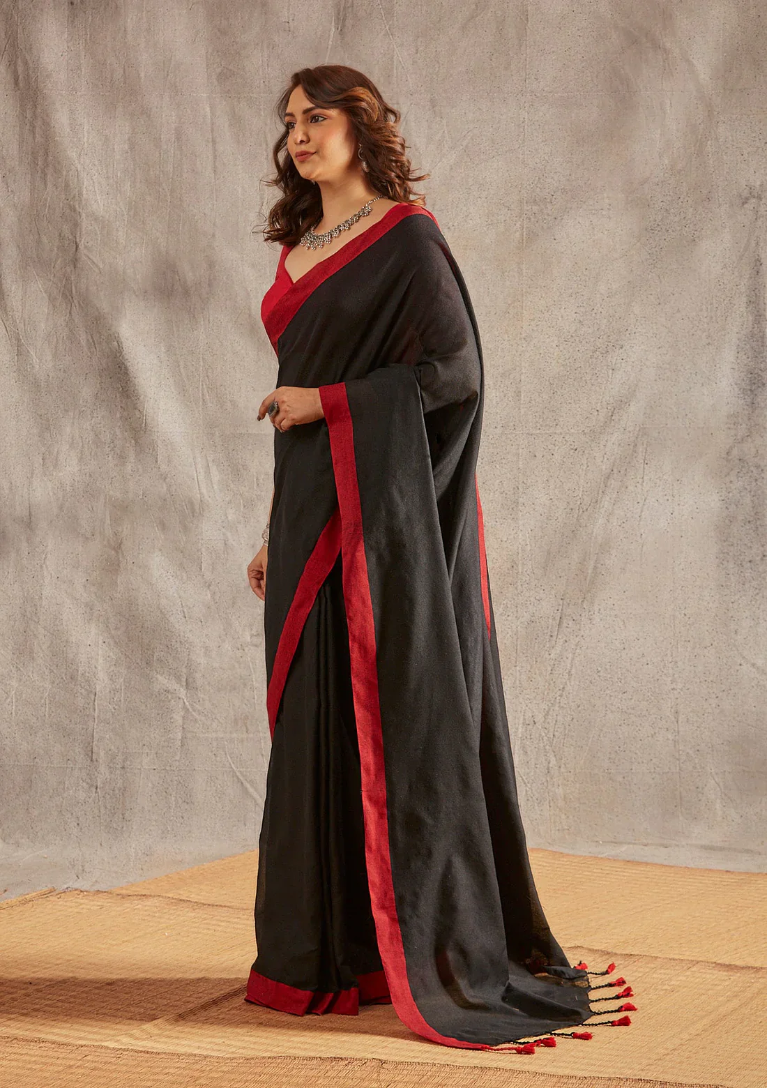 Women Black Red Border Cotton Saree - Image 2