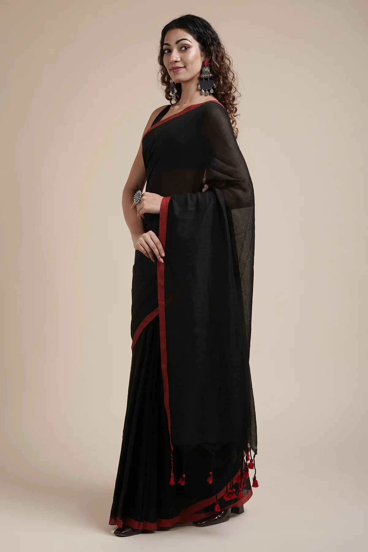 Women Black Red Border Cotton Saree - Image 3