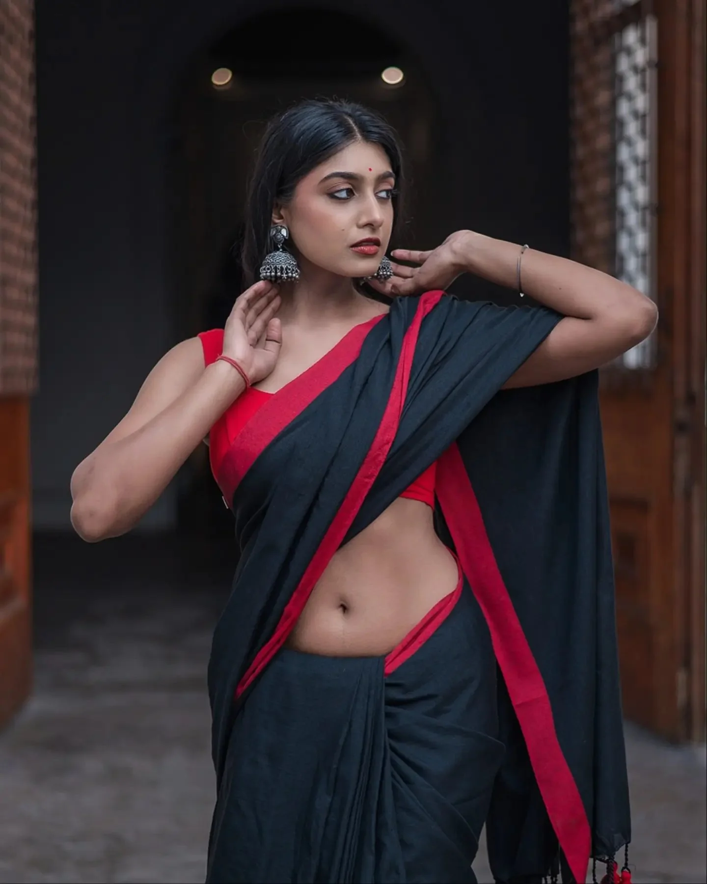 Women Black Red Cotton Saree - Image 3