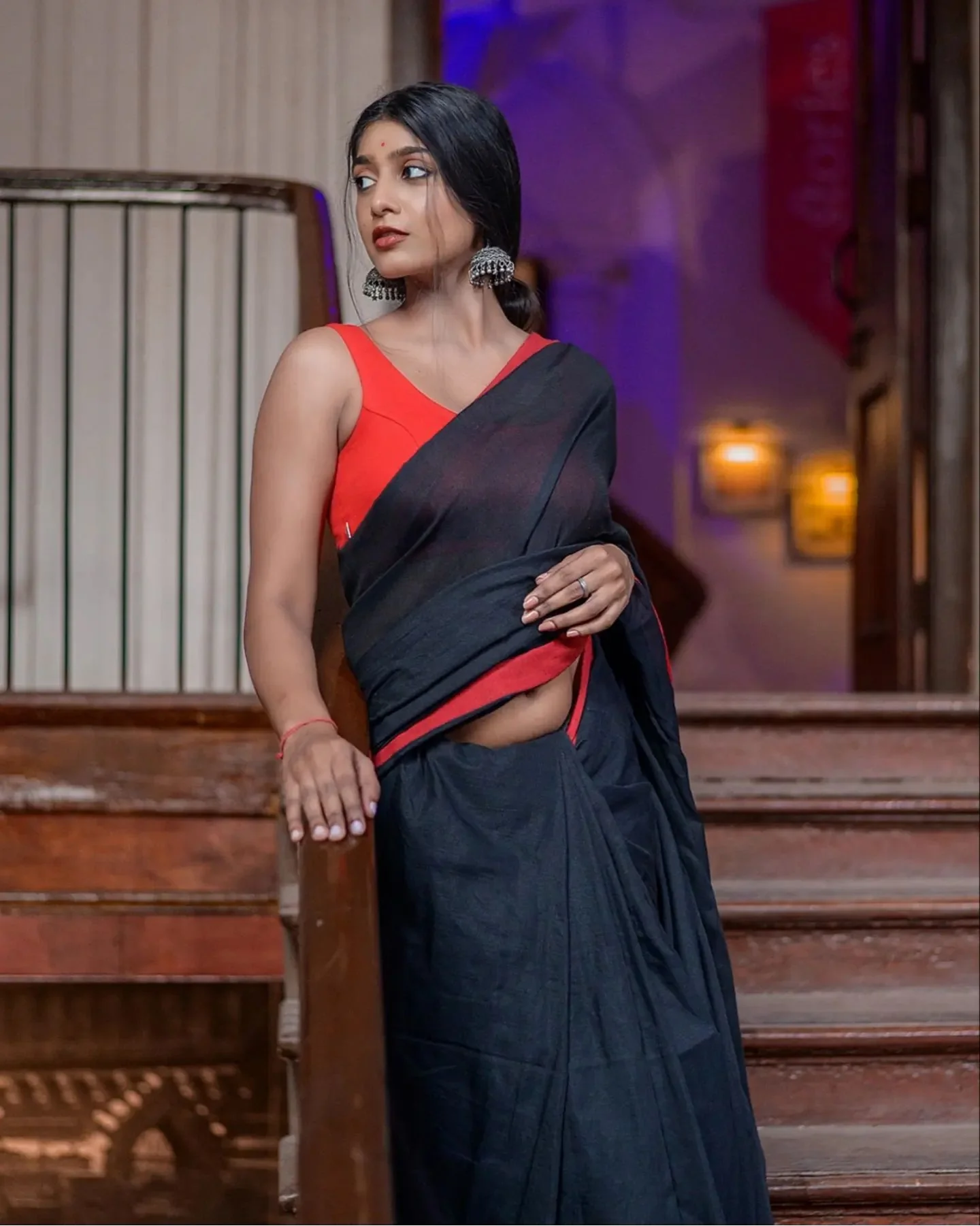 Women Black Red Cotton Saree - Image 4