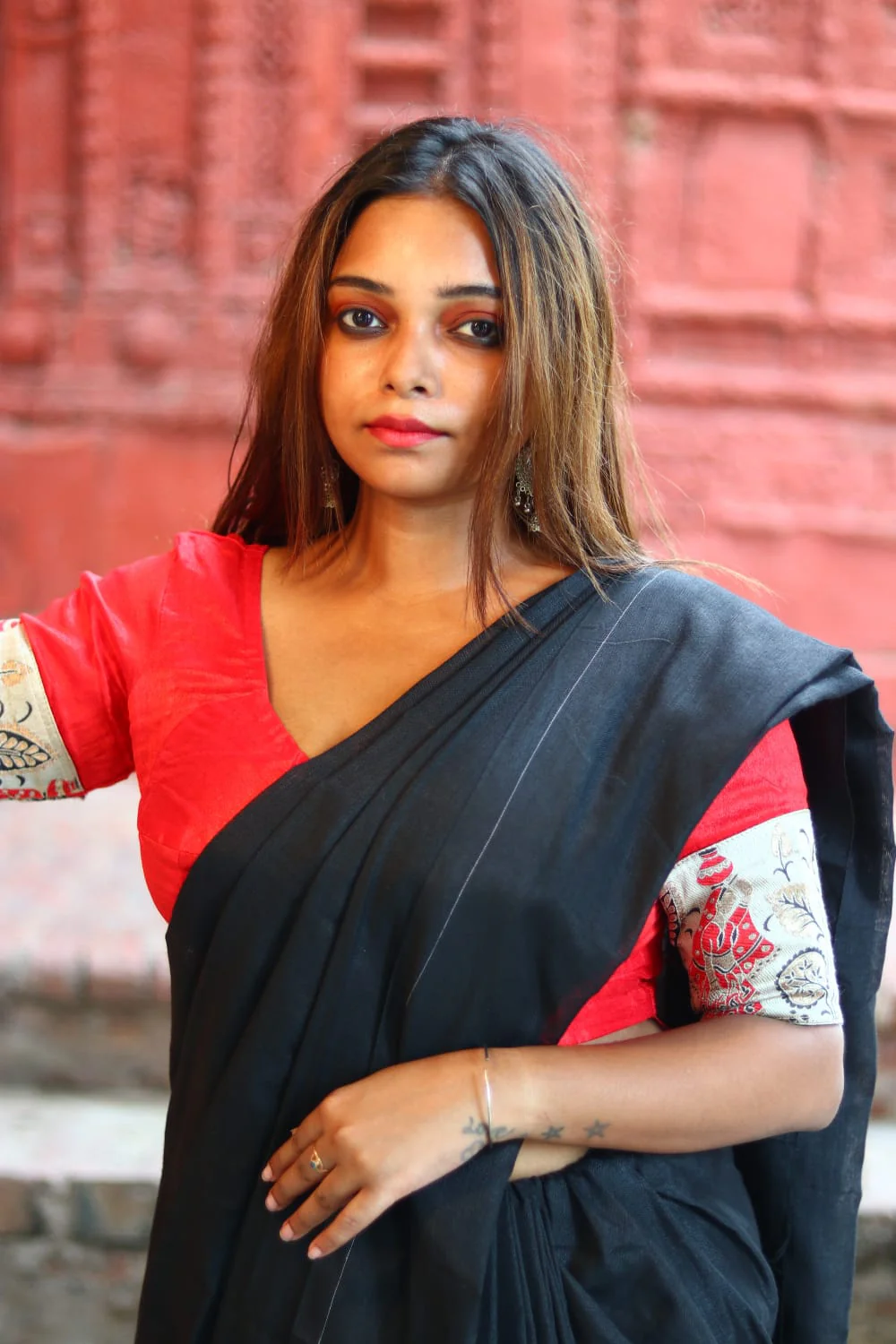 Women Black Solid Cotton Saree - Image 4