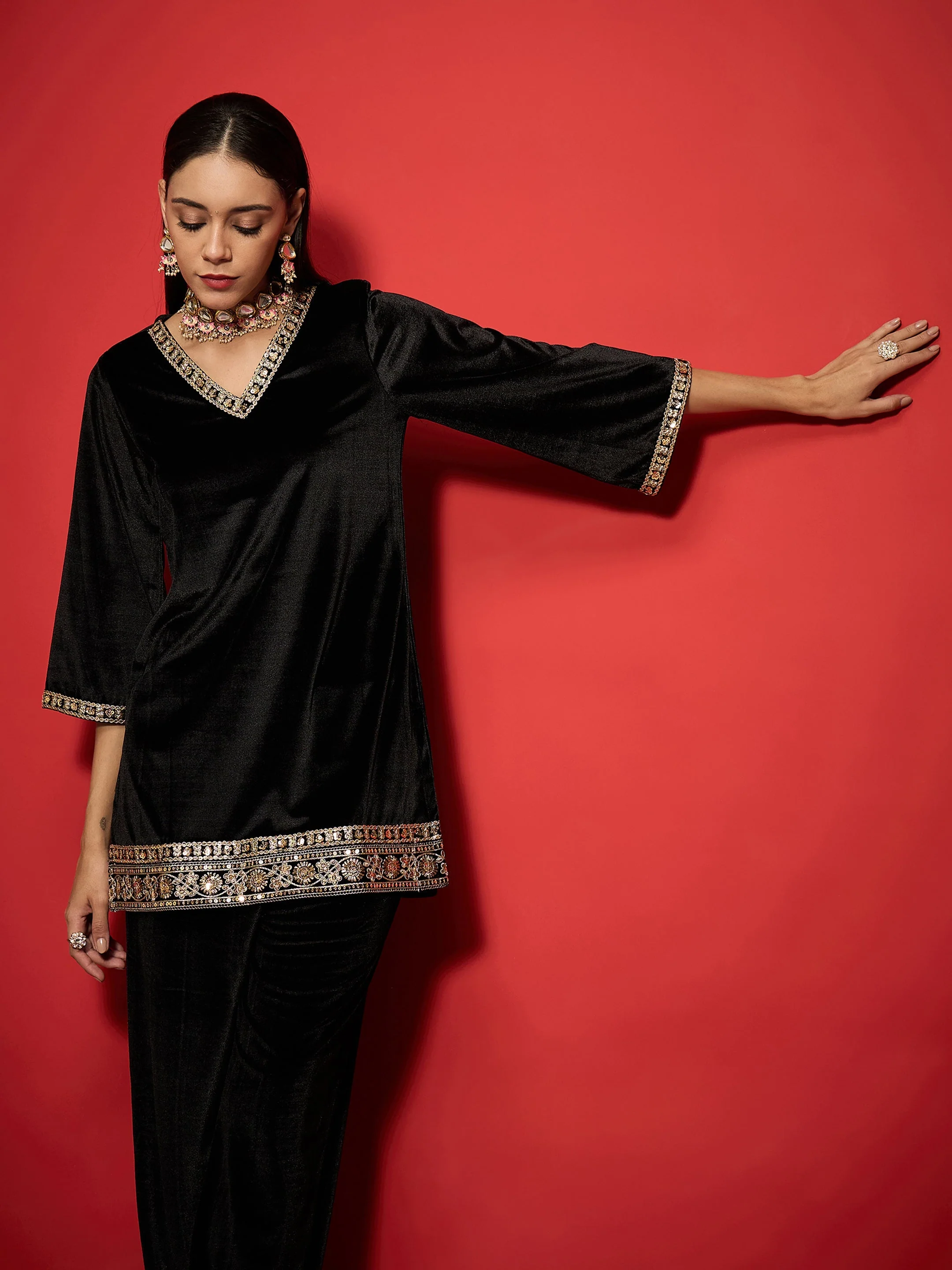 Women Black Velvet Emb V-Neck Short Kurta With Straight Pants - Image 2