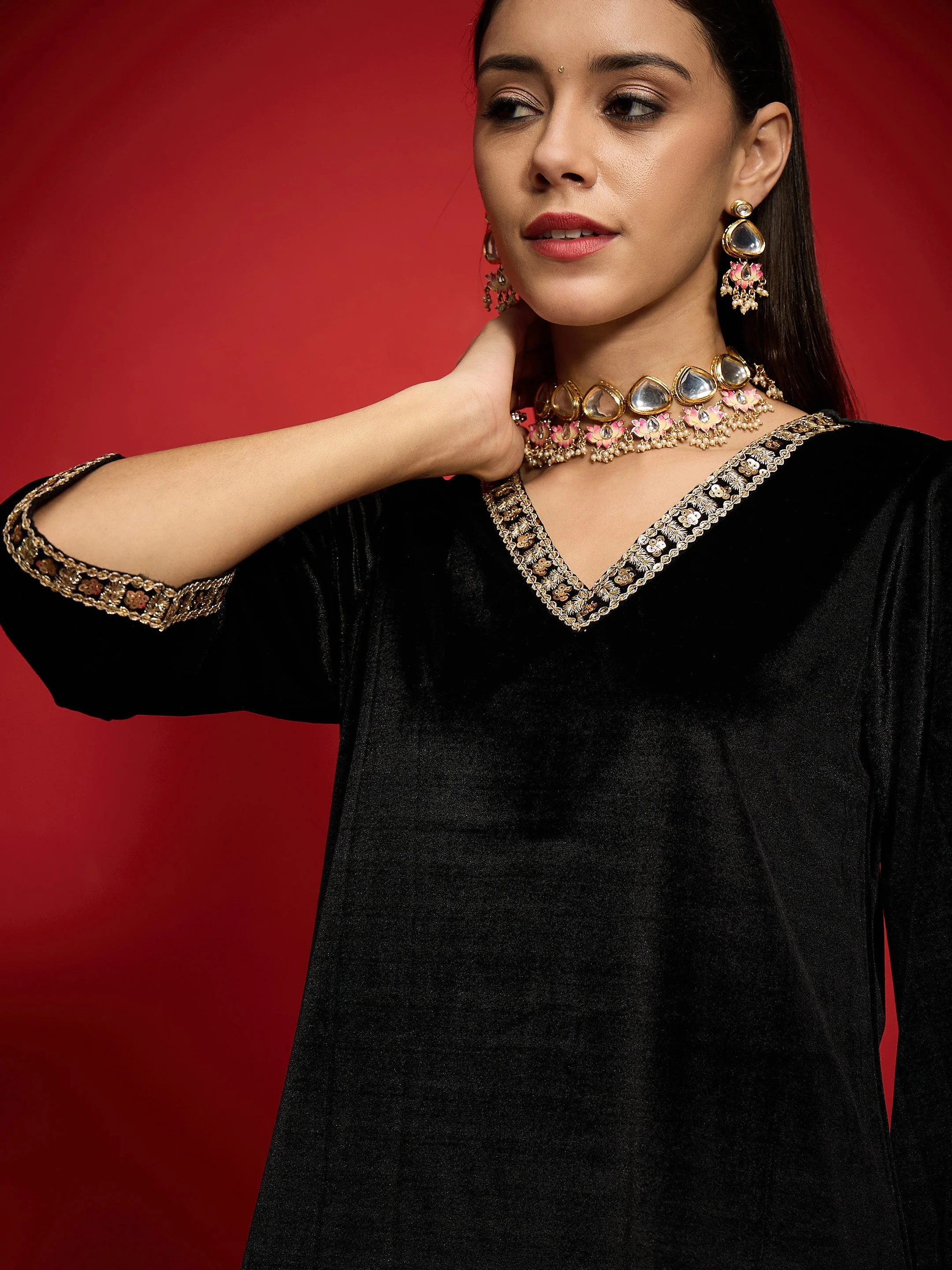 Women Black Velvet Emb V-Neck Short Kurta With Straight Pants - Image 4