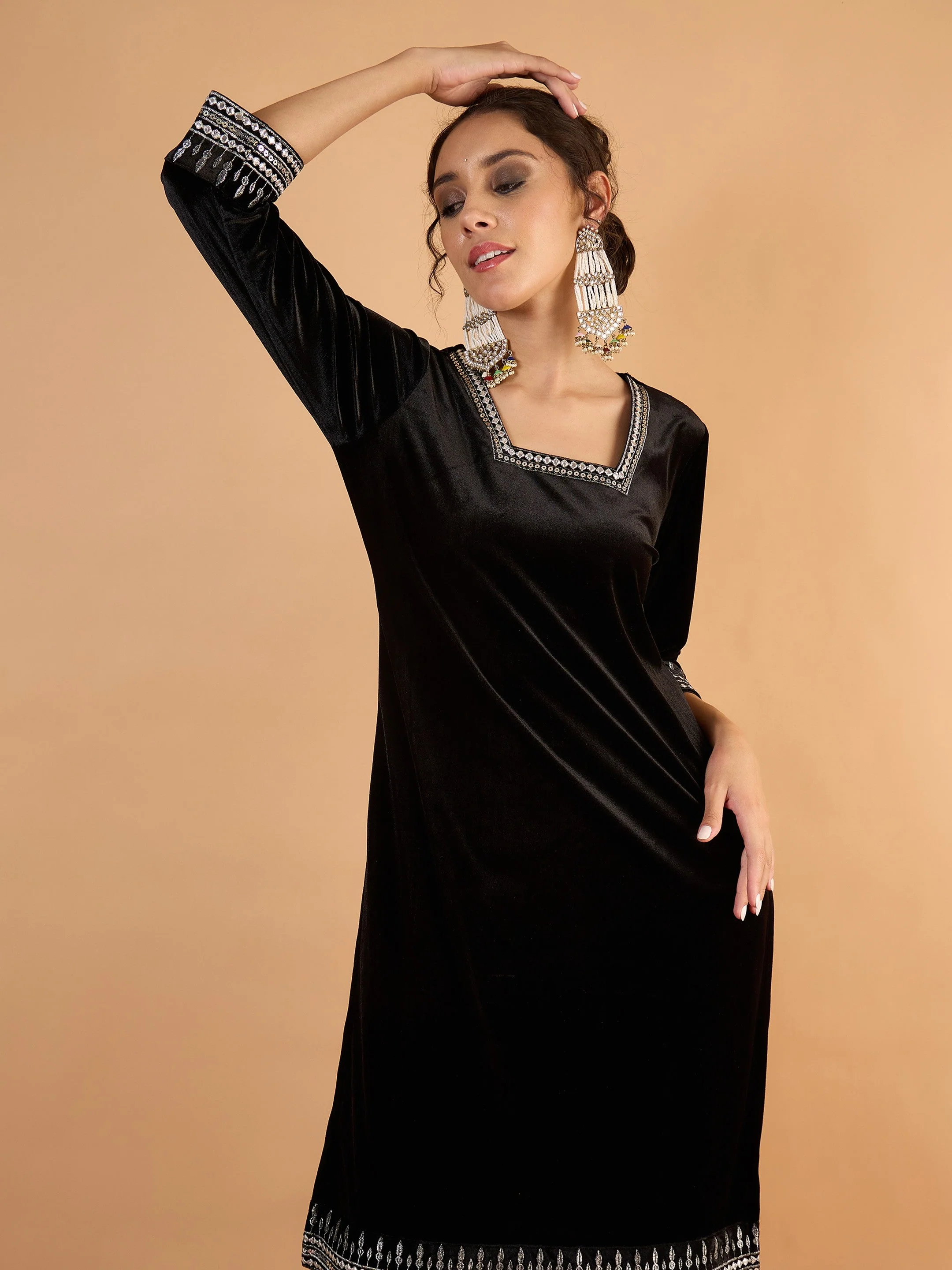 Women Black Velvet Embroidered Kurta With Tulip Pants - Image 2