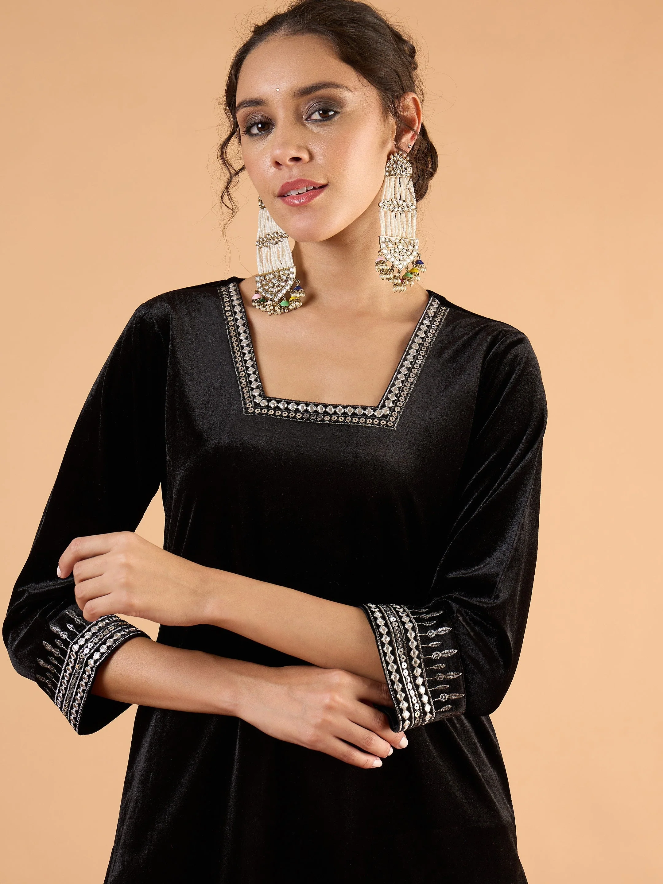 Women Black Velvet Embroidered Kurta With Tulip Pants - Image 4