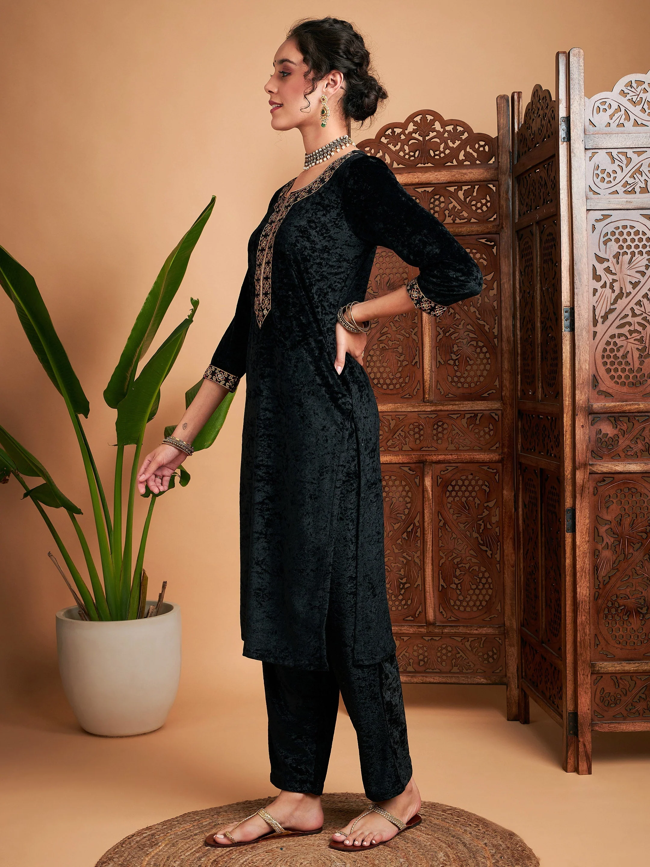Women Black Velvet Embroidered Straight Kurta - Image 3