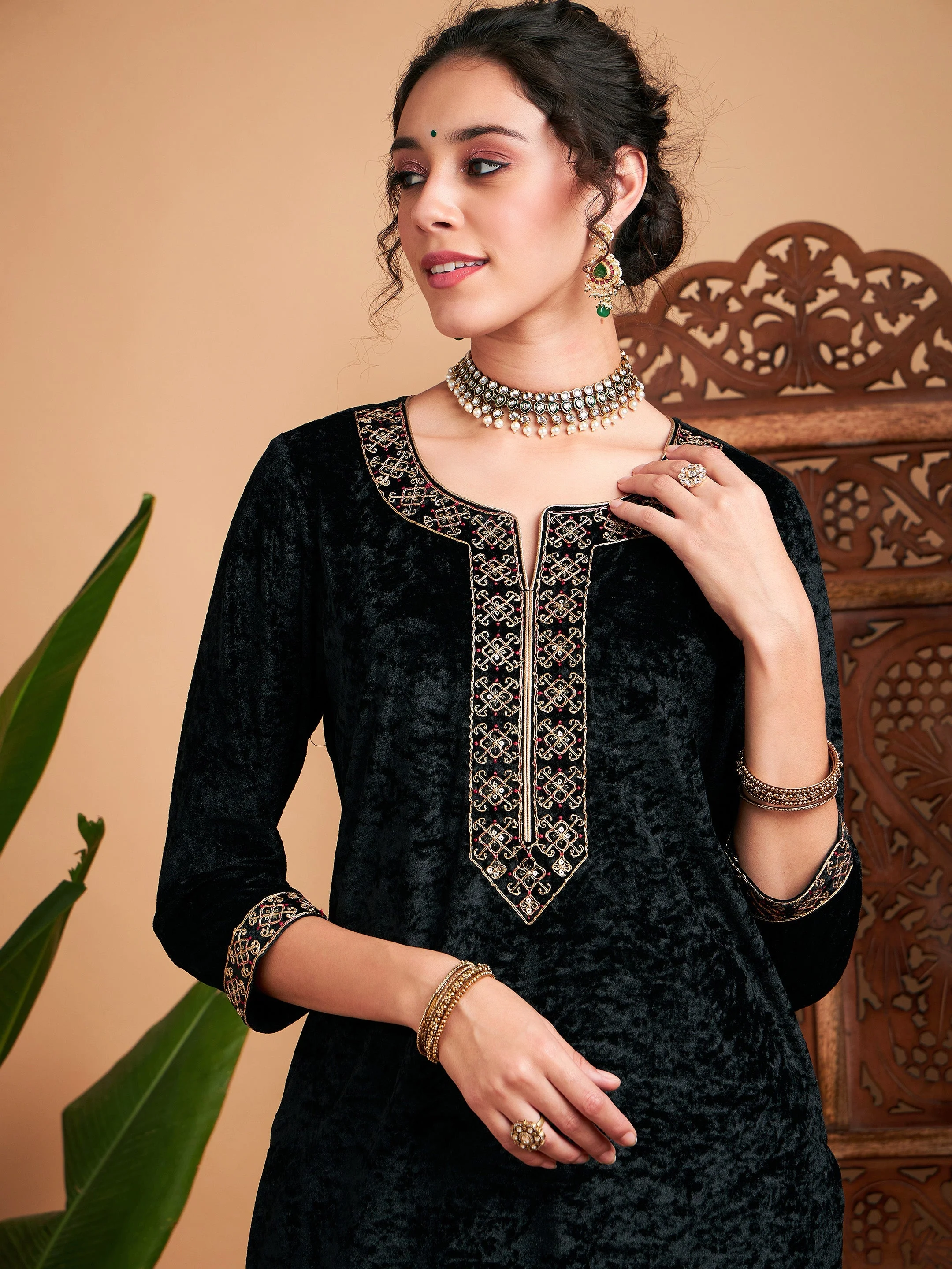 Women Black Velvet Embroidered Straight Kurta - Image 4