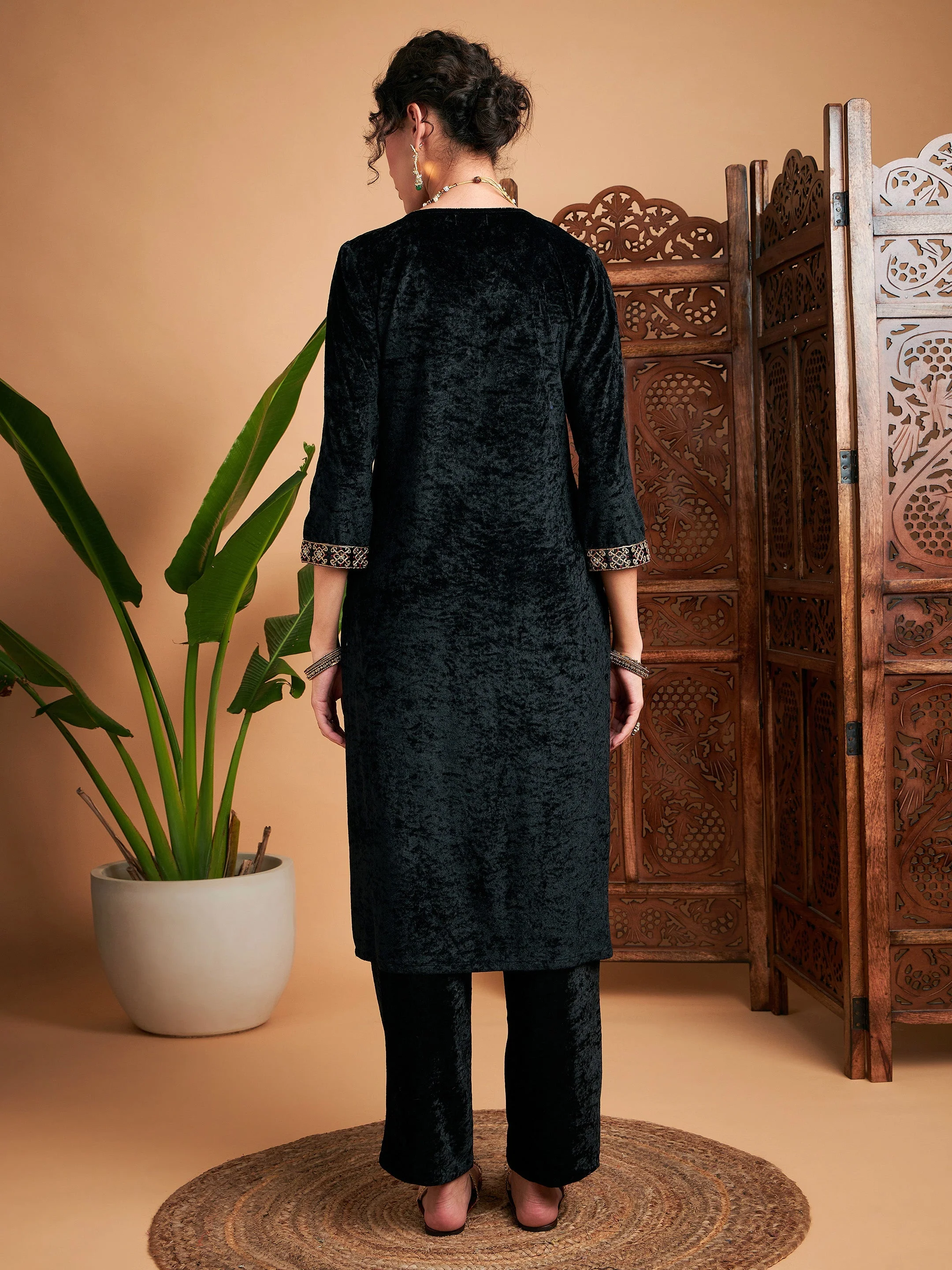 Women Black Velvet Embroidered Straight Kurta - Image 5