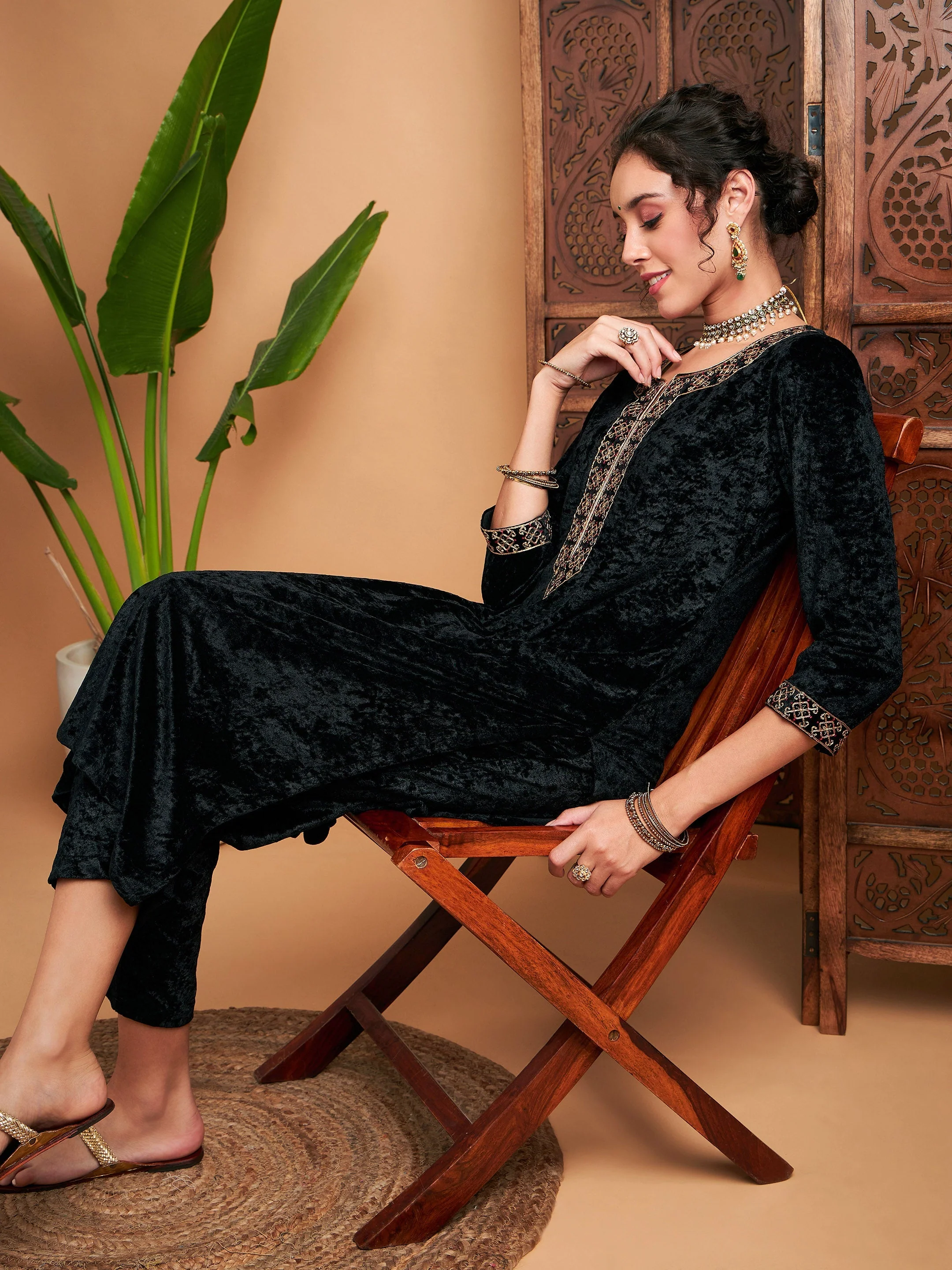 Women Black Velvet Embroidered Straight Kurta - Image 6