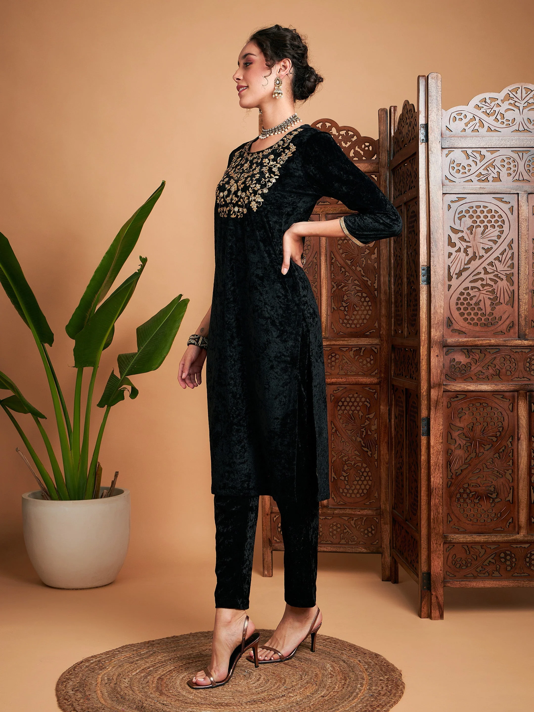 Women Black Velvet Sequin Embroidered Straight Kurta - Image 3