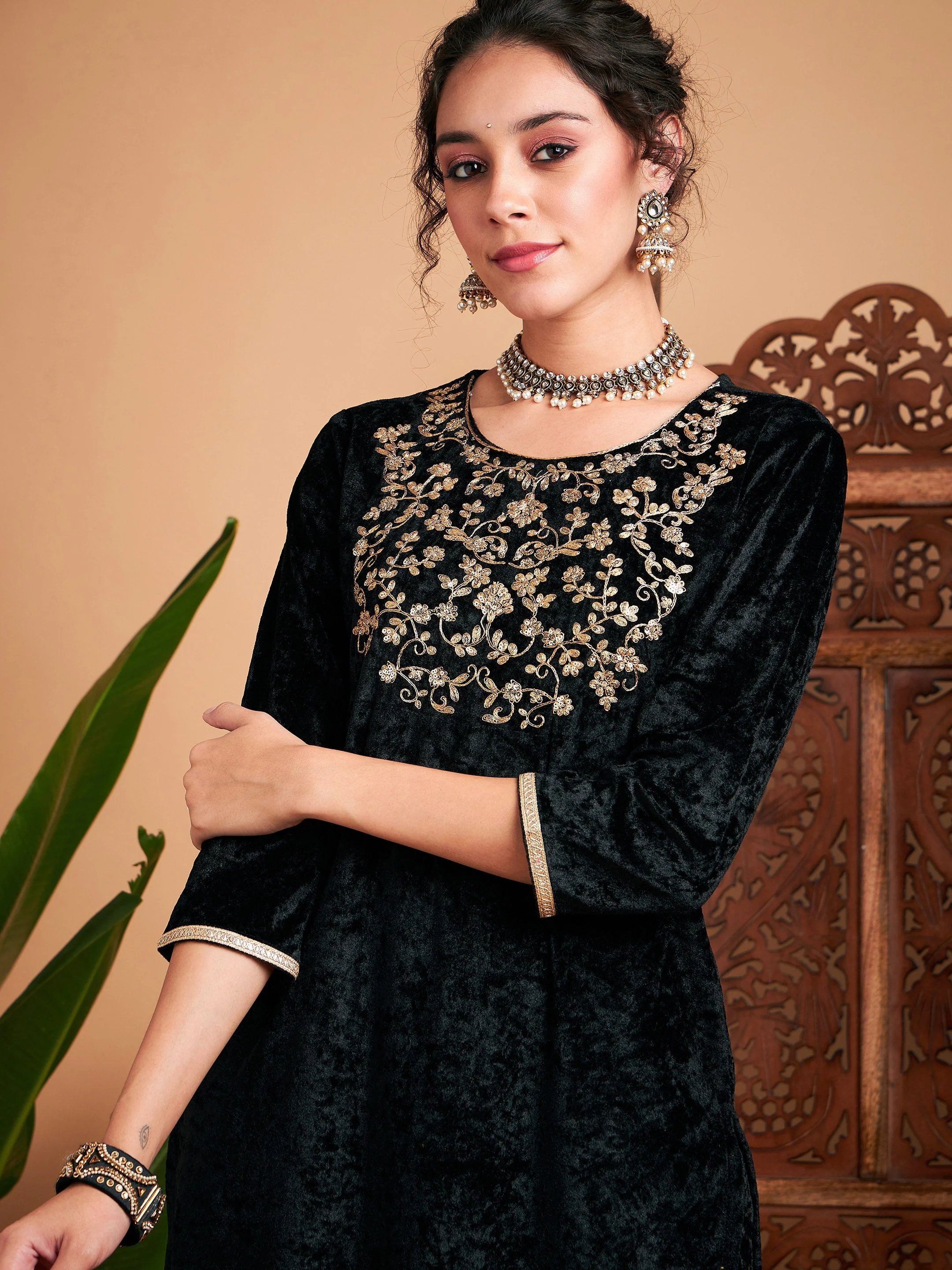 Women Black Velvet Sequin Embroidered Straight Kurta - Image 4