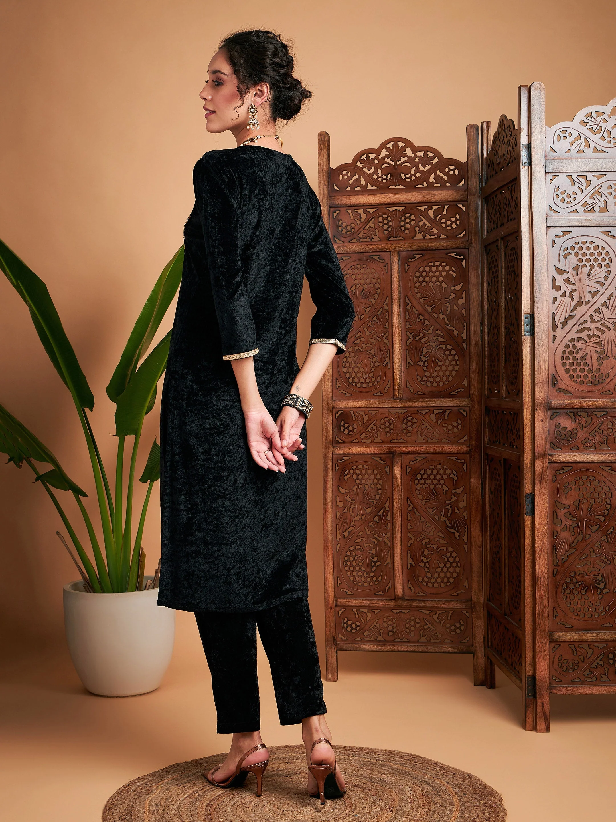 Women Black Velvet Sequin Embroidered Straight Kurta - Image 5